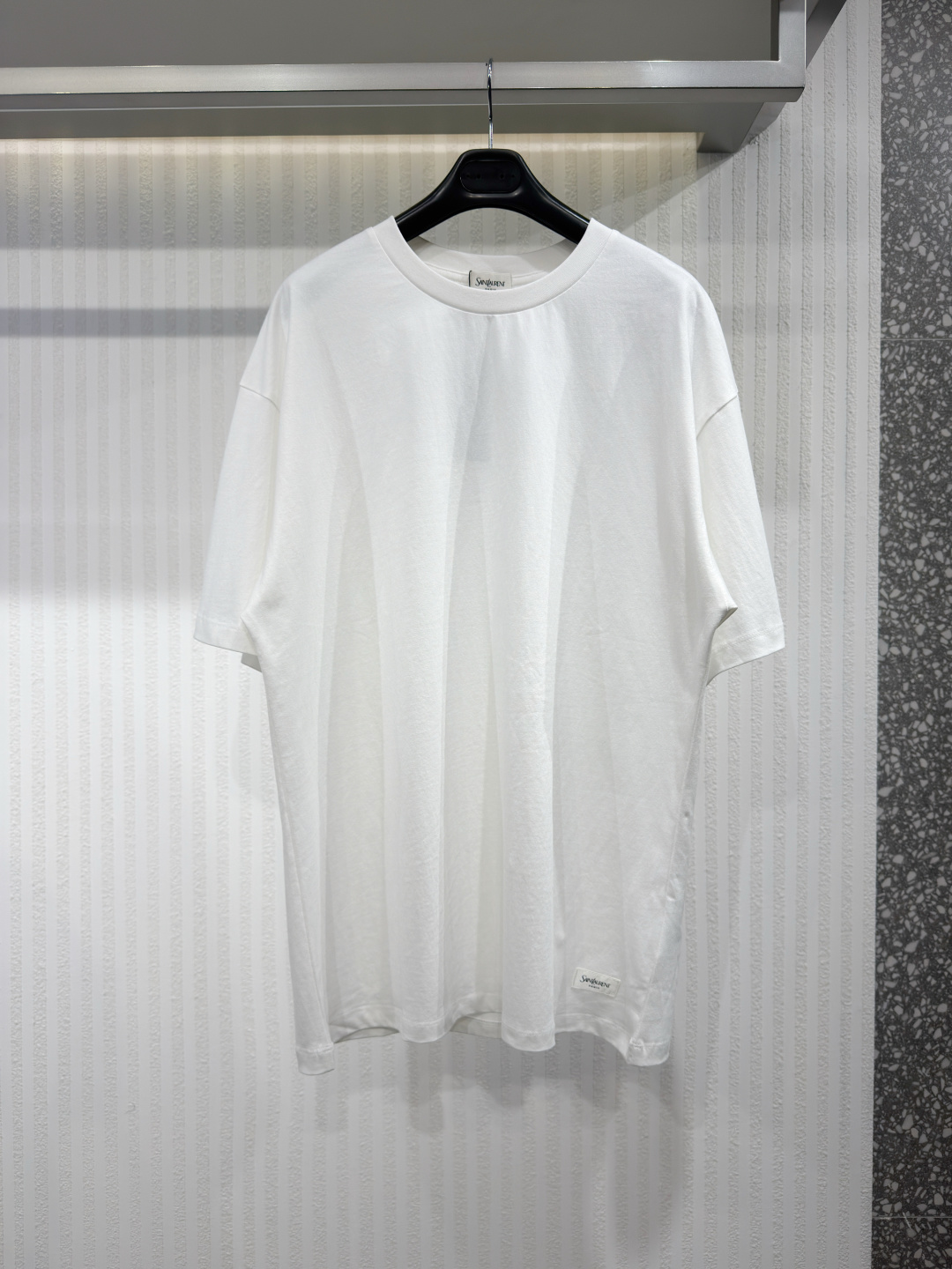 NO:817437,YSL Saint Laurent SAINT LAURENT Since the days of James Dean and Marlon Brando, black and white T-shirts have been a symbol of fashion. This white T-shirt is made of cotton and modal blended knitted fabric, with a loose cut and a brand logo appliqué near the hem. Sizes S-XL, Saint Laurent - clothing, saint laurent, saint laurent, saint laurent, tees, t-shirt,19860909YSL 圣罗兰 SAINT LAURENT 自詹姆斯·迪恩和马龙·白兰度时代起,黑白色T恤就一直是时尚的标志.的这款白色T恤采用棉和莫代尔混纺针织面料,剪裁宽松,下摆附近饰有品牌标志贴花 尺码S-XL,圣罗兰-服装,saint laurent,saint laurent,saint laurent,tees，t-shirt,,Women's clothing