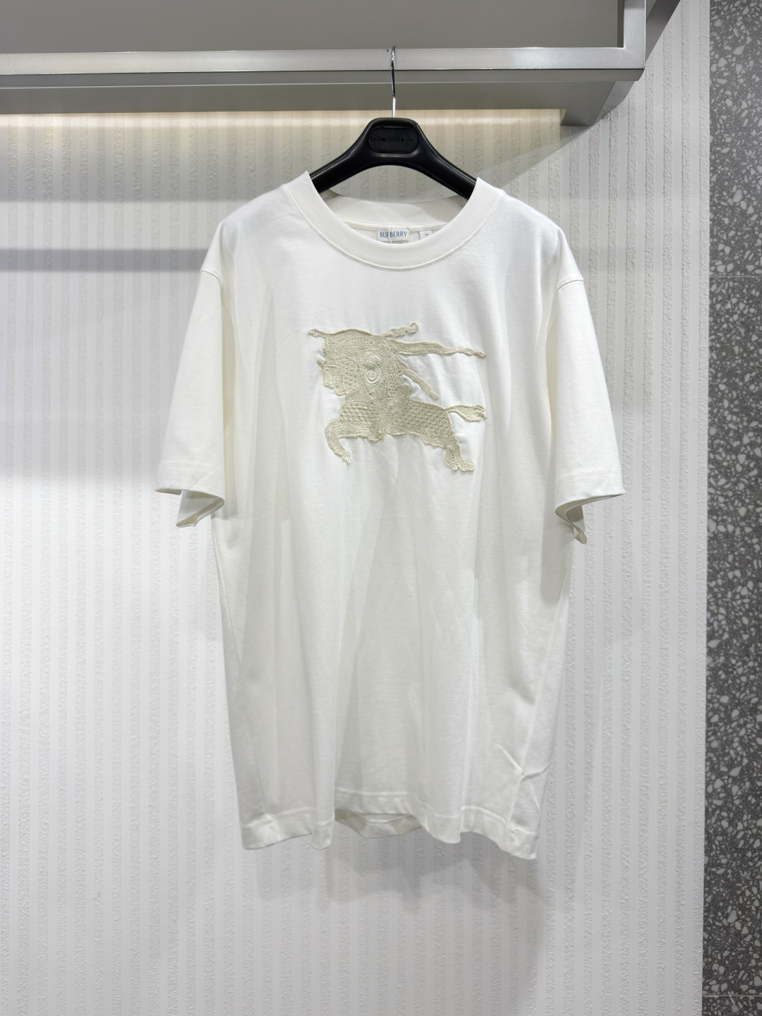 NO:817440,BUR 26 lightweight plain cotton T-shirt, standard cut. Round neck design, embroidered with crocheted tonal horse knight design (EKD). Sizes XS-L, Burberry - Clothing, burberry,19860909BUR 26 轻盈平织棉T 恤,采用标准剪裁.圆领设计,绣有钩针编织同色系战马骑士设计(EKD).尺码XS-L,博柏利-服装,burberry,,Women's clothing