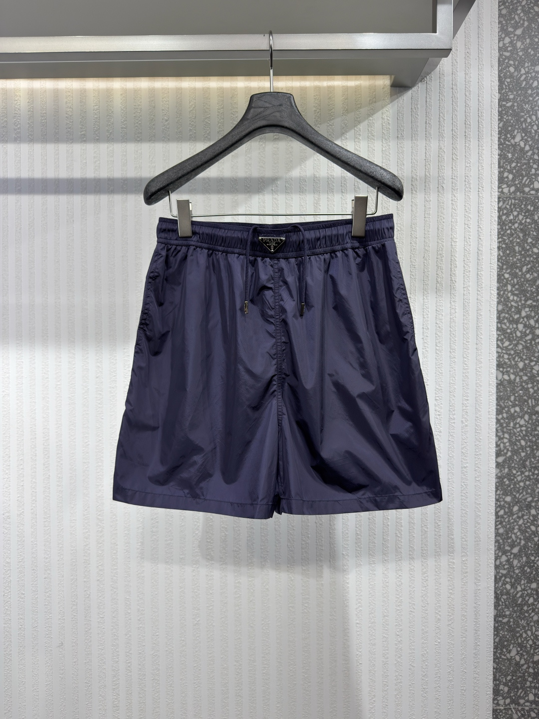 NO:817431,PRAD Triangle Logo Beach Swimming Shorts These swimming trunks have a fashionable and sporty design and are made of Re-Nylon. Re-Nylon is an innovative regenerated nylon fabric from the Prada series, derived from plastic materials recycled from the ocean. Classic silhouette, with elastic waistband, decorated with the iconic enameled triangle metal logo. Sizes S-2XL, Prada-Clothing, prada, prada,19860909PRAD 三角标沙滩泳裤 这款泳裤采用时尚的运动风设计,选用Re-Nylon打造,Re-Nylon是Prada系列的创新再生尼龙织物,源自海洋中回收的塑料材料.经典廓形,搭配松紧腰带,饰有标志性的涂珐琅三角形金属徽标 尺码S-2XL,普拉达-服装,prada,prada,,Women's clothing