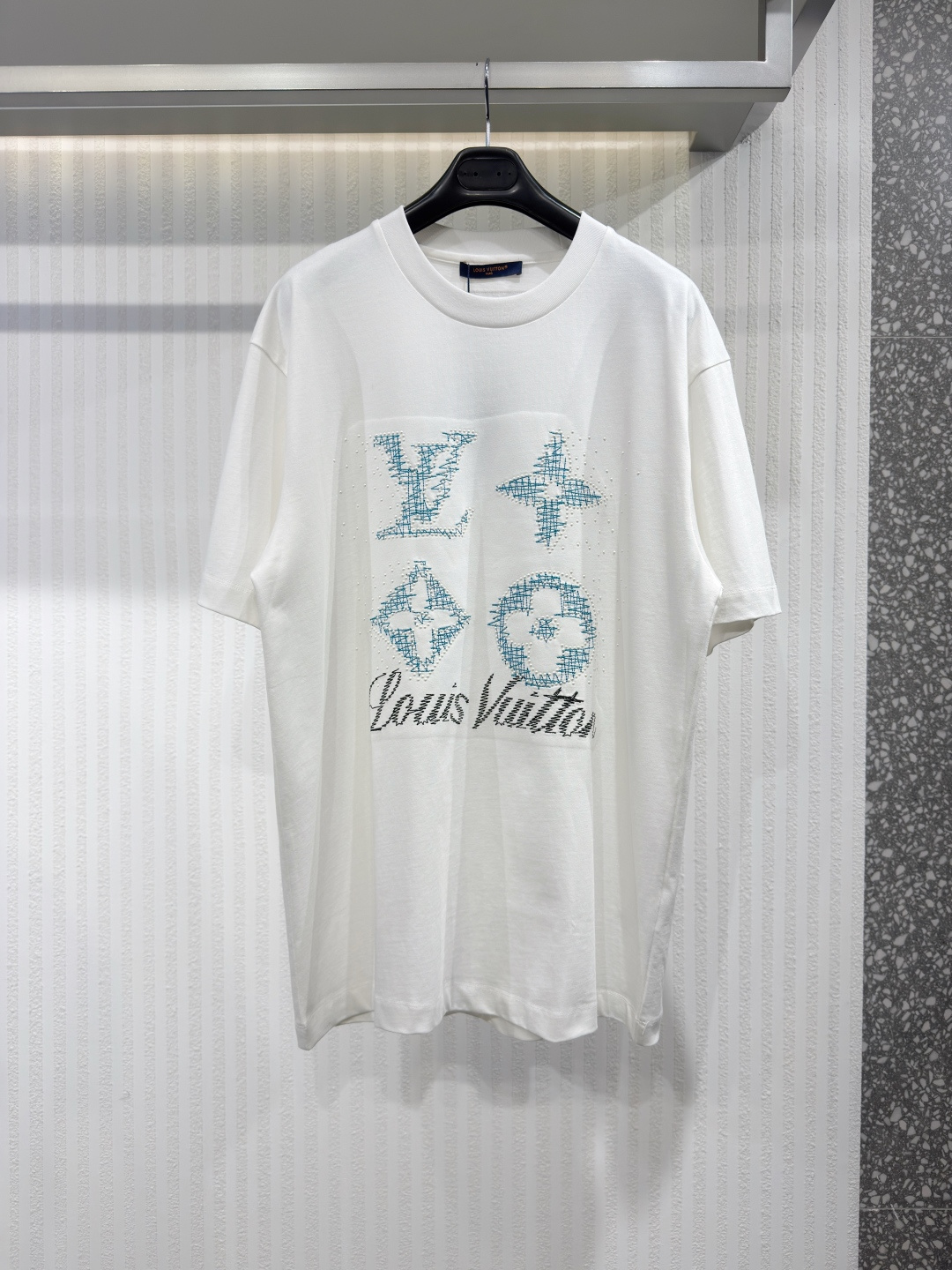 NO:817413,1V Four-leaf flower classic logo short-sleeved T-shirt. The fabric is made of 40-woven high-density pure cotton double yarn fabric. It has good drape and strong anti-wrinkle ability. The fabric is made of finely imitated high-woven yarn and then singed. The toughness and feel reach the luxury texture that market products cannot give. The workmanship is impeccable. Size S-XL, Louis Vuitton-clothing, louis vuitton, T-shirt, tees, t-shirt,198609091V 四叶花经典logo短袖T恤 面料采用 40织高织 高密度纯棉双纱面料 垂感好抗皱能力强 面料通过精仿高织纱 再通过烧毛处理 韧性和手感达到市场货不能给予的高奢质感 做工精良无可挑剔 尺码S-XL,路易威登-服装,louis vuitton,T-shirt,tees，t-shirt,,Women's clothing