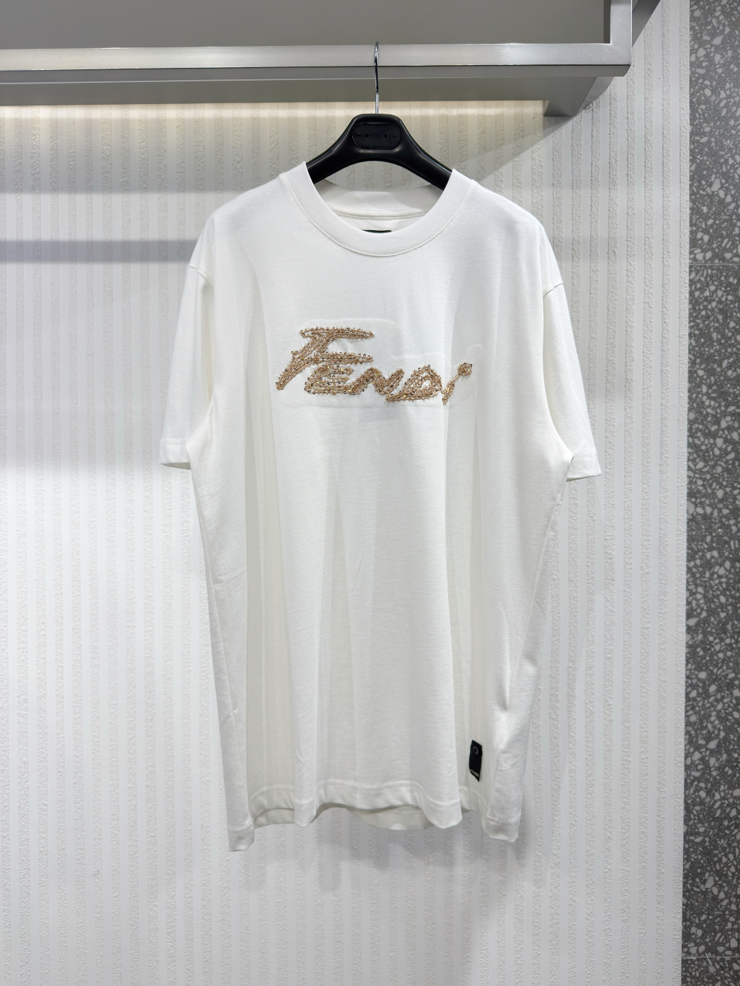 NO:817384,FEND wool embroidered sequin short-sleeved T-shirt. The fabric is made of 40-woven high-density pure cotton double yarn fabric. It has good drape and strong anti-wrinkle ability. The fabric is made of finely imitated high-woven yarn and then singed. The toughness and feel reach the luxury texture that market products cannot give. The workmanship is impeccable. Size S-XL, Fendi-clothing, fendi, fendi, T-shirt, tees, t-shirt,19860909FEND 毛线刺绣珠片短袖T恤 面料采用 40织高织 高密度纯棉双纱面料 垂感好抗皱能力强 面料通过精仿高织纱 再通过烧毛处理 韧性和手感达到市场货不能给予的高奢质感 做工精良无可挑剔 尺码S-XL,芬迪-服装,fendi,fendi,T-shirt,tees，t-shirt,,Women's clothing