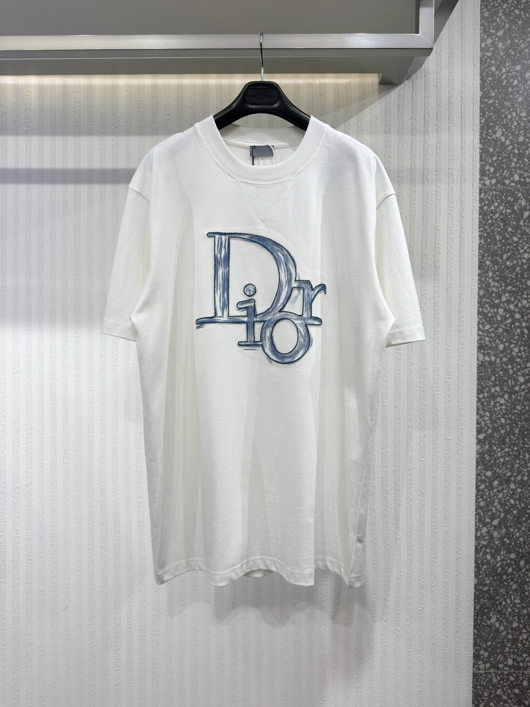 NO:817401,Dio embroidered graffiti letter short-sleeved T-shirt. The fabric is made of 40-woven high-density pure cotton double yarn fabric. It has good drape and strong anti-wrinkle ability. The fabric is made of finely imitated high-woven yarn and then singed. The toughness and feel reach the luxury texture that market products cannot give. The workmanship is impeccable. Sizes S-XL, Dior-clothing, dior, dior, T-shirt, tees, t-shirt,19860909Dio 刺绣涂鸦字母短袖T恤 面料采用 40织高织 高密度纯棉双纱面料 垂感好抗皱能力强 面料通过精仿高织纱 再通过烧毛处理 韧性和手感达到市场货不能给予的高奢质感 做工精良无可挑剔 尺码S-XL,迪奥-服装,dior,dior,T-shirt,tees，t-shirt,,Women's clothing
