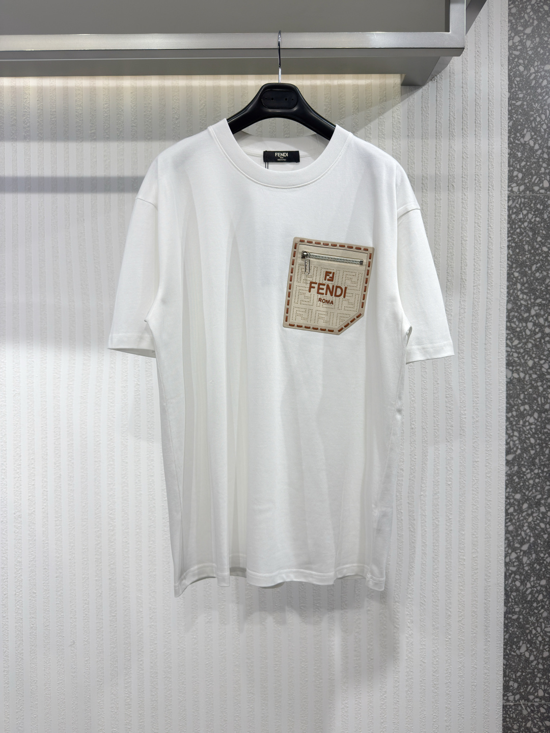 NO:817389,FEND zipper pocket letter short-sleeved T-shirt. The fabric is made of 40-woven high-density pure cotton double yarn fabric. It has good drape and strong anti-wrinkle ability. The fabric is made of finely imitated high-woven yarn and then singed. The toughness and feel reach the high luxury texture that market products cannot give. The workmanship is impeccable. Size XS-L, Fendi-clothing, fendi, fendi, T-shirt, tees, t-shirt,19860909FEND 拉链口袋字母短袖T恤 面料采用 40织高织 高密度纯棉双纱面料 垂感好抗皱能力强 面料通过精仿高织纱 再通过烧毛处理 韧性和手感达到市场货不能给予的高奢质感 做工精良无可挑剔 尺码XS-L,芬迪-服装,fendi,fendi,T-shirt,tees，t-shirt,,Women's clothing