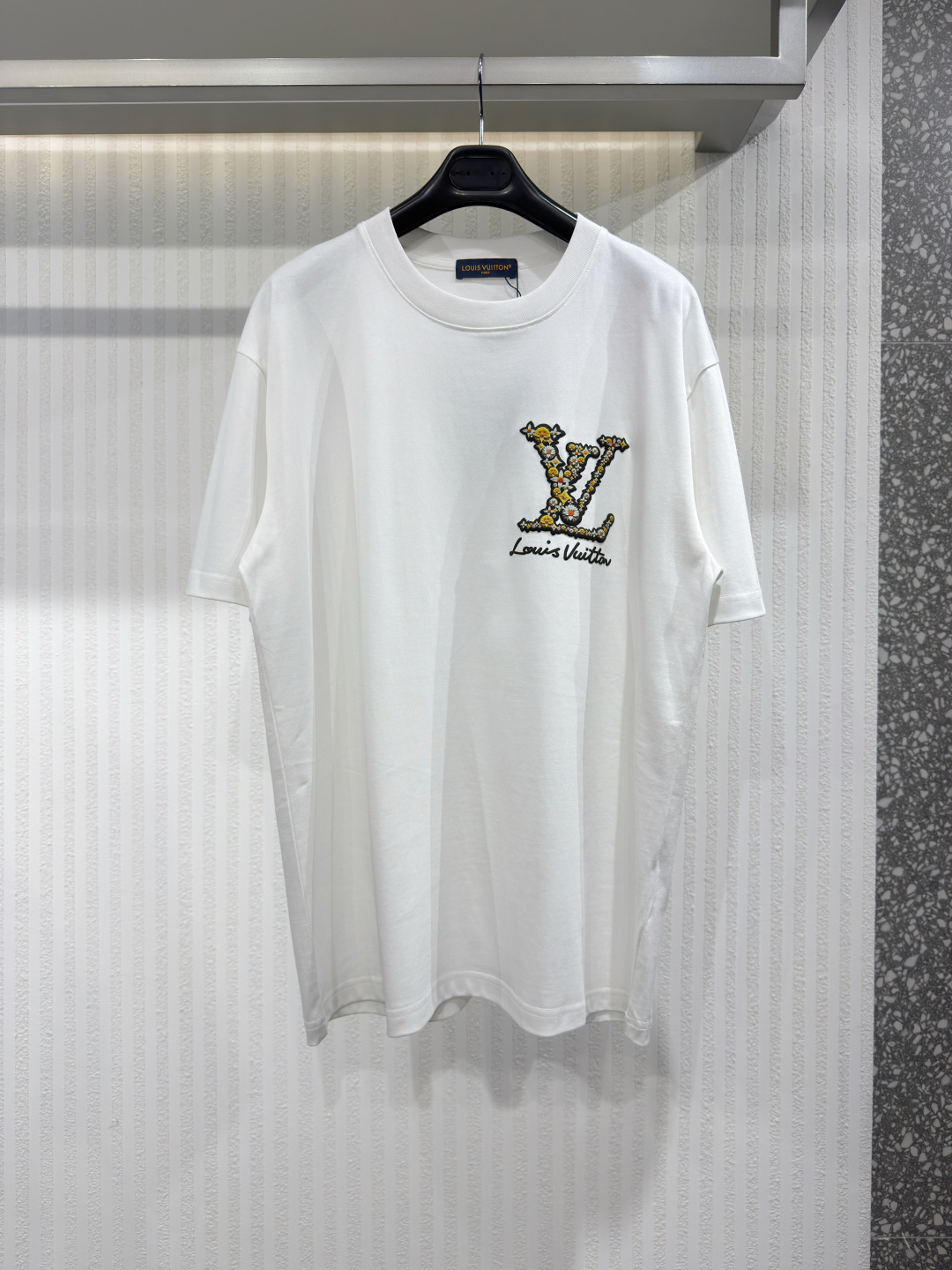 NO:817417,1V foamed floral letter short-sleeved T-shirt. The fabric is made of 40-woven high-density pure cotton double yarn fabric. It has good drape and strong anti-wrinkle ability. The fabric is made of finely imitated high-woven yarn and then singed. The toughness and feel reach the luxury texture that market products cannot give. The workmanship is impeccable. Size XS-L, Louis Vuitton-clothing, louis vuitton, T-shirt, tees, t-shirt,198609091V 发泡花卉字母短袖T恤 面料采用 40织高织 高密度纯棉双纱面料 垂感好抗皱能力强 面料通过精仿高织纱 再通过烧毛处理 韧性和手感达到市场货不能给予的高奢质感 做工精良无可挑剔 尺码XS-L,路易威登-服装,louis vuitton,T-shirt,tees，t-shirt,,Women's clothing