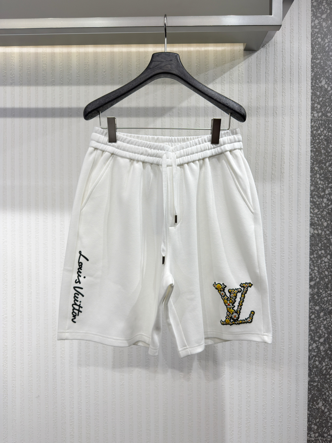 NO:817421,1V floral letter shorts use jacquard craftsmanship to depict the Monogram Craggy pattern, and Louis Vuitton floral suede patches accent the left back pocket. They can be paired with the same shirt to create an eye-catching spring look. Same style for men and women. Size M-3XL, Louis Vuitton-clothing, louis vuitton, shorts, shirts,198609091V 花卉字母短裤采用提花工艺描绘 Monogram Craggy 图案,路易威登花卉绒面贴饰点睛左侧后袋,可与同款衬衫共筑瞩目春日造型.男女同款 码数M-3XL,路易威登-服装,louis vuitton,shorts,shirts,,Women's clothing