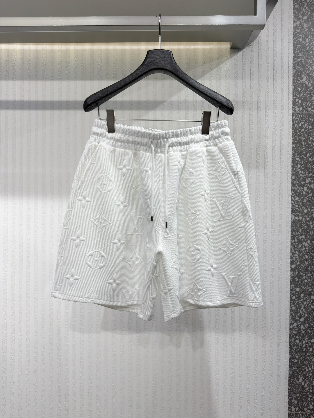 NO:817405,1V latest jacquard shorts SS new knitted shorts, customized fabric using wafer cloth weaving method, jacquard knitting technology, tight and three-dimensional version, customized trouser cord hardware with strong texture, smooth, comfortable and breathable upper body, concave and convex three-dimensional sense, fashionable and casual wear, presbyopic full flower size S-XL, Louis Vuitton-clothing, louis vuitton, shorts,198609091V 最新提花短裤 SS新款针织短裤,定制面料采用威化布织法,提花针织工艺,版型紧致立体,定制裤绳五金质感强,顺滑,上身舒适透气,凹凸有型的立体感,时尚休闲穿搭 老花满花 码数S-XL,路易威登-服装,louis vuitton,shorts,,Women's clothing