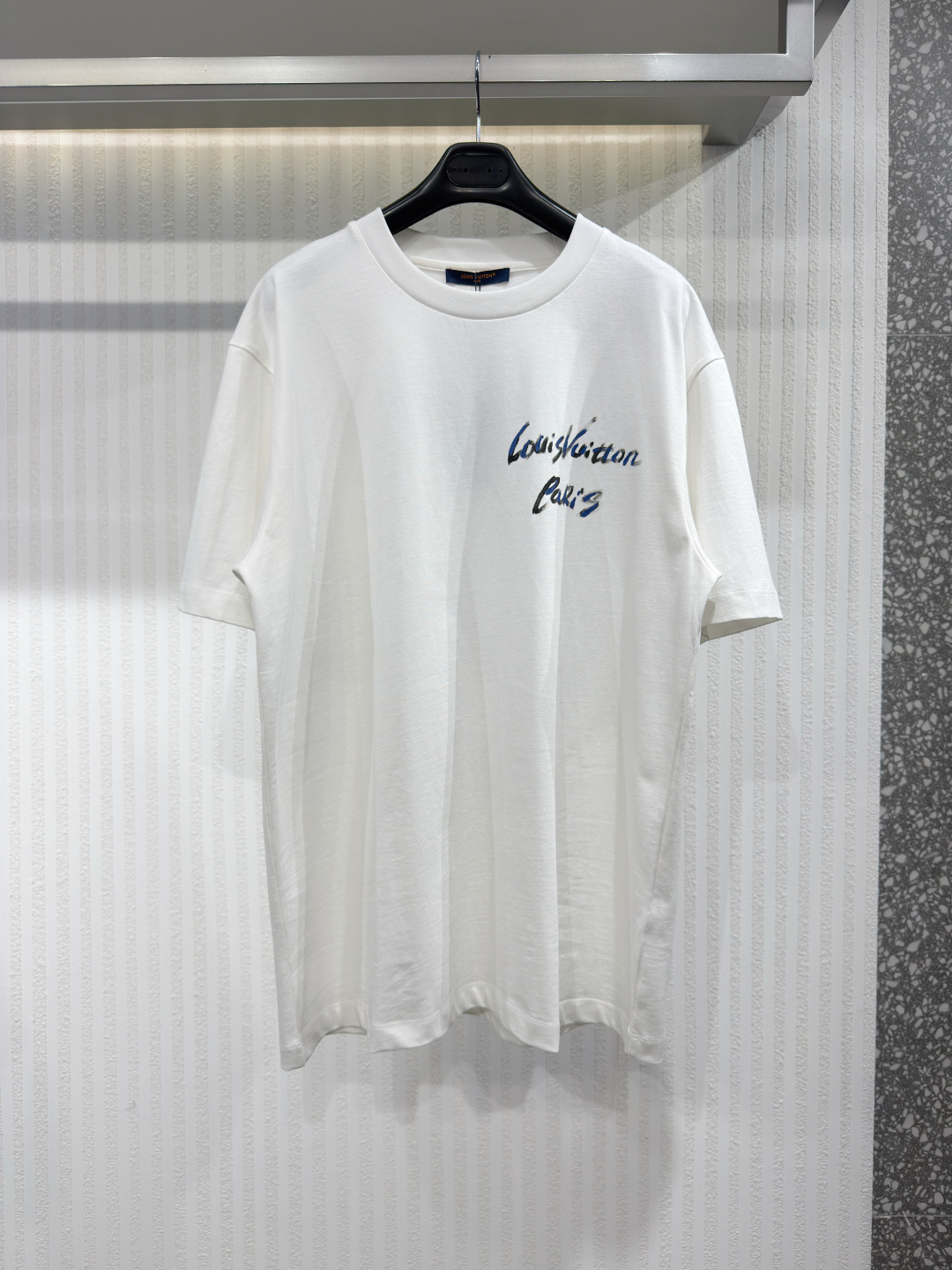 NO:817409,1V hand-painted graffiti embroidered short-sleeved T-shirt. The fabric is made of 40-woven high-density pure cotton double-yarn fabric. It has good drape and strong anti-wrinkle ability. The fabric is made of finely imitated high-woven yarn and then singed. The toughness and feel reach the luxury texture that market products cannot give. The workmanship is impeccable. Size S-XL, Louis Vuitton-clothing, louis vuitton, T-shirt, tees, t-shirt,198609091V 手绘涂鸦绣短袖T恤 面料采用 40织高织 高密度纯棉双纱面料 垂感好抗皱能力强 面料通过精仿高织纱 再通过烧毛处理 韧性和手感达到市场货不能给予的高奢质感 做工精良无可挑剔 尺码S-XL,路易威登-服装,louis vuitton,T-shirt,tees，t-shirt,,Women's clothing