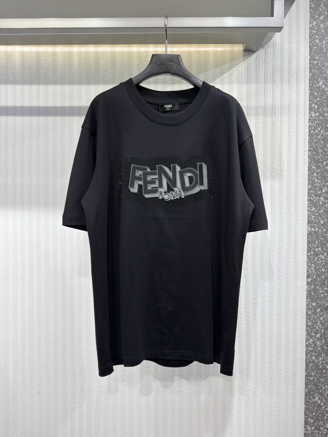 NO:817399,FEND 26 letter embroidered rhinestone slim fit short-sleeved round neck T-shirt. Made of white cotton fabric. Decorated with Fendi Pop Pois embroidery pattern on the front, inspired by the series' Falena Dots dot pattern., Fendi-clothing, fendi, fendi, T-shirt, tees, t-shirt,19860909FEND 26 字母刺绣烫钻修身短袖圆领T恤.采用白色纯棉面料制成.正面饰有Fendi Pop Pois刺绣图案,灵感源自该系列的Falena Dots圆点图案.,芬迪-服装,fendi,fendi,T-shirt,tees，t-shirt,,Women's clothing