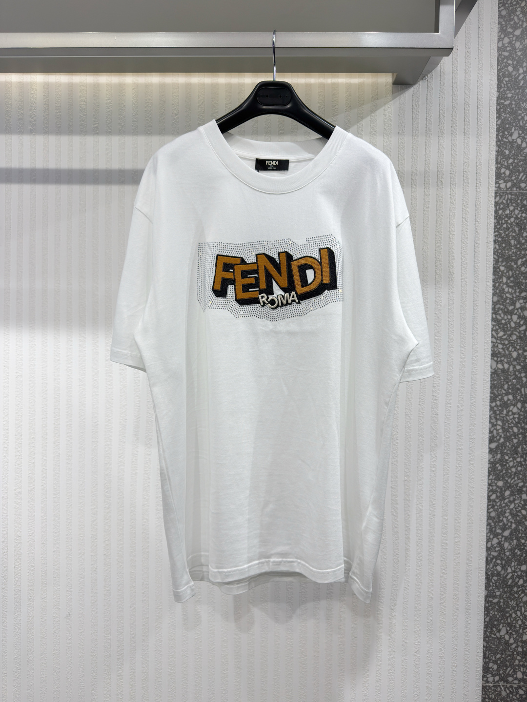 NO:817394,FEND 26 letter embroidered rhinestone slim fit short-sleeved round neck T-shirt. Made of white cotton fabric. Decorated with Fendi Pop Pois embroidery pattern on the front, inspired by the series' Falena Dots dot pattern., Fendi-clothing, fendi, fendi, T-shirt, tees, t-shirt,19860909FEND 26 字母刺绣烫钻修身短袖圆领T恤.采用白色纯棉面料制成.正面饰有Fendi Pop Pois刺绣图案,灵感源自该系列的Falena Dots圆点图案.,芬迪-服装,fendi,fendi,T-shirt,tees，t-shirt,,Women's clothing