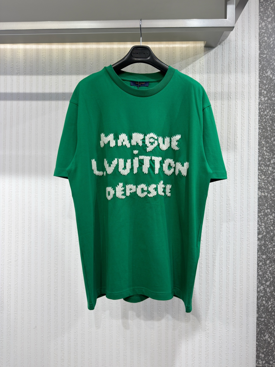 NO:826509,1V 26 woolen yarn embroidered round neck short sleeves. Specially woven compact cotton fabric, woolen yarn embroidery craft logo, standard fit, ribbed collar. Pure cotton fabric material.  The main body is made of 12S special woven compact cotton fabric, 230g; the woolen embroidery process simulates the three-dimensional coil texture of knitwear, giving the pattern a unique concave and convex feel and a soft touch. It looks like weaving from a distance, but it looks like fine embroidery from a close up, which greatly improves the layering, sophistication and recognition of the design. Size XS-L, Louis Vuitton-clothing, louis vuitton, T-shirt,198609091V 26 毛纱线刺绣圆领短袖 特纺紧密棉质面料、毛线刺绣工艺标识、标准版型、罗纹衣领 纯棉质面料材质 主体采用12S特纺紧密棉面料材质,230g；毛线绣工艺模拟了针织品的立体线圈纹理,使图案呈现出独特的凹凸感和柔软的触感.远观似编织,近看是精绣,极大地提升了设计的层次感、精致度与辨识度.尺码XS-L,路易威登-服装,louis vuitton,T-shirt,,Women's clothing