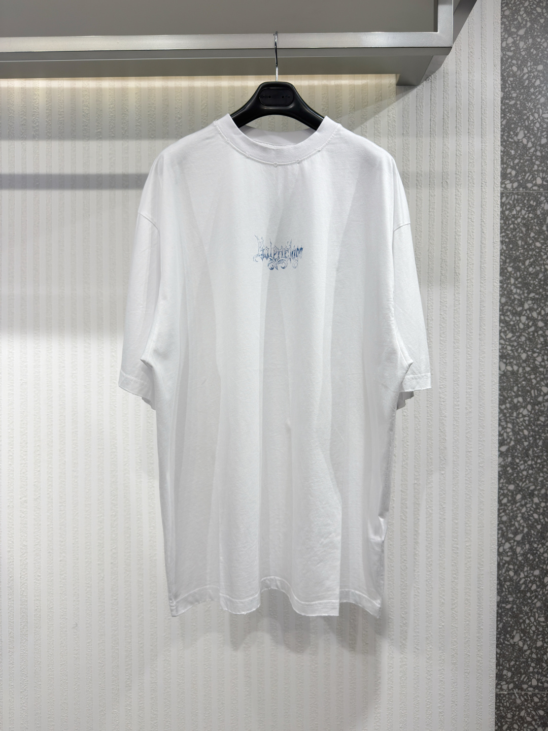 NO:817379,BALG 26 Gothic Lettering Round Neck Short Sleeves Pure cotton jersey fabric, front and back decoration, round neck short sleeves, new loose fit, made of 24-count special woven compact cotton plain fabric, round neck short sleeves new loose fit Size XS-L, Balenciaga-clothing, balenciaga, T-shirt,19860909BALG 26 哥特字母圆领短袖 纯棉平纹针织面料、正面及背面装饰、圆领短袖、新款宽松版型、采用24支特纺紧密棉平纹面料, 圆领短袖新款宽松版型 尺码XS-L,巴黎世家-服装,balenciaga,T-shirt,,Women's clothing