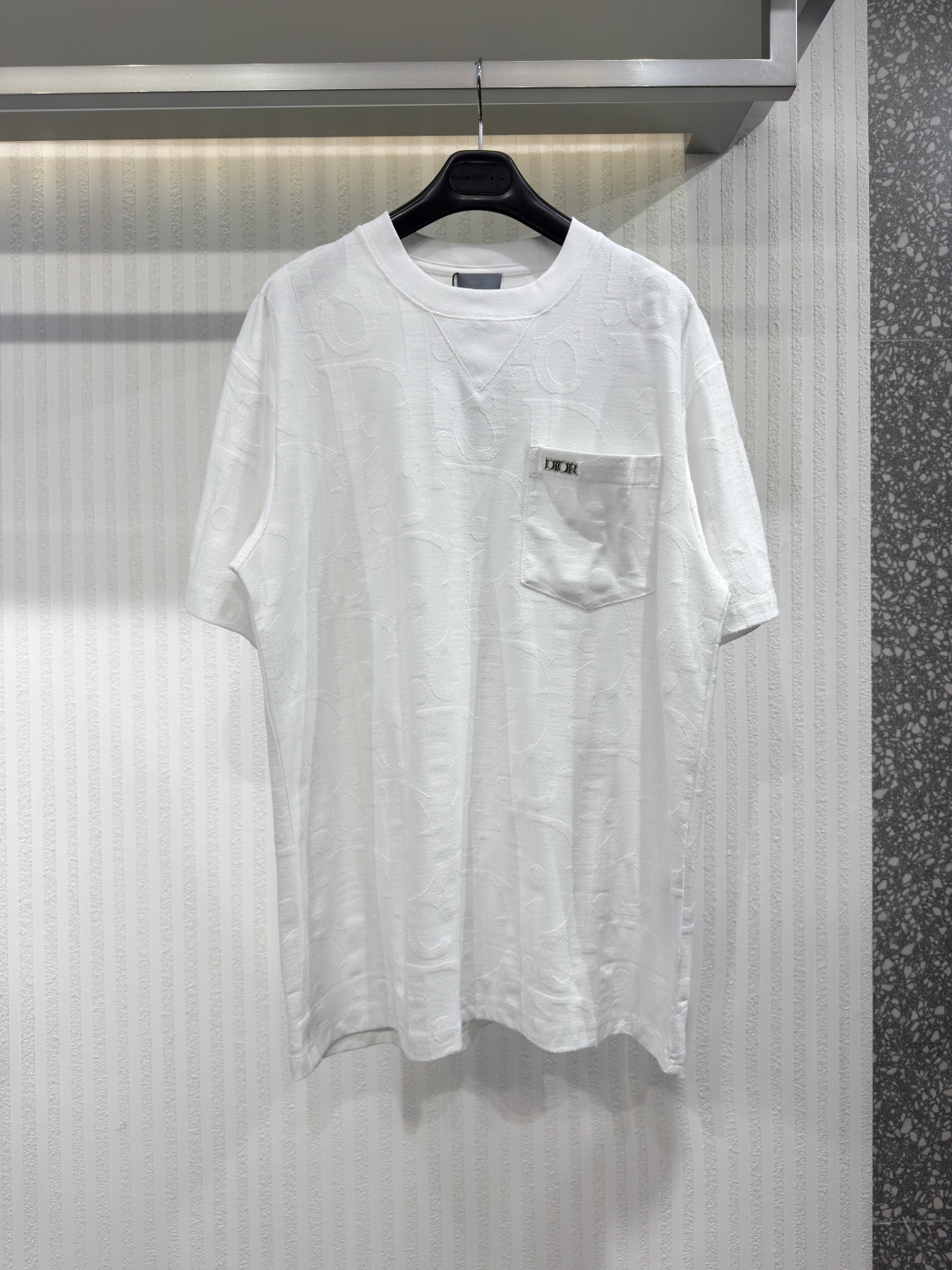 NO:817348,Dior/Dior's new full-print CD jacquard short-sleeved t-shirt is made of 40 pairs of combed cotton 2-ply yarn, plate-dyed yarn, and an imported 14-needle jacquard machine is used to make a three-color sesame base jacquard process, which takes up to 420 minutes. The collar and door towel are made of plain weave with cannons to ensure no deformation. Customized brand ivory buttons. Ready-made garments are washed with soft water. Size S-XL, Dior-clothing, dior, dior, T-shirt,19860909Dior/迪奥 新款满印CD提花短袖t 采用40双股精梳棉2股成纱,对板定染纱线,运用进口14针提花机做三色芝麻底提花工艺,时长达420分钟.衣领及门巾净色处做坎拉架平纹织法.保证不变形.定制品牌象牙纽扣.成衣加柔洗水 尺码S-XL,迪奥-服装,dior,dior,T-shirt,,Women's clothing