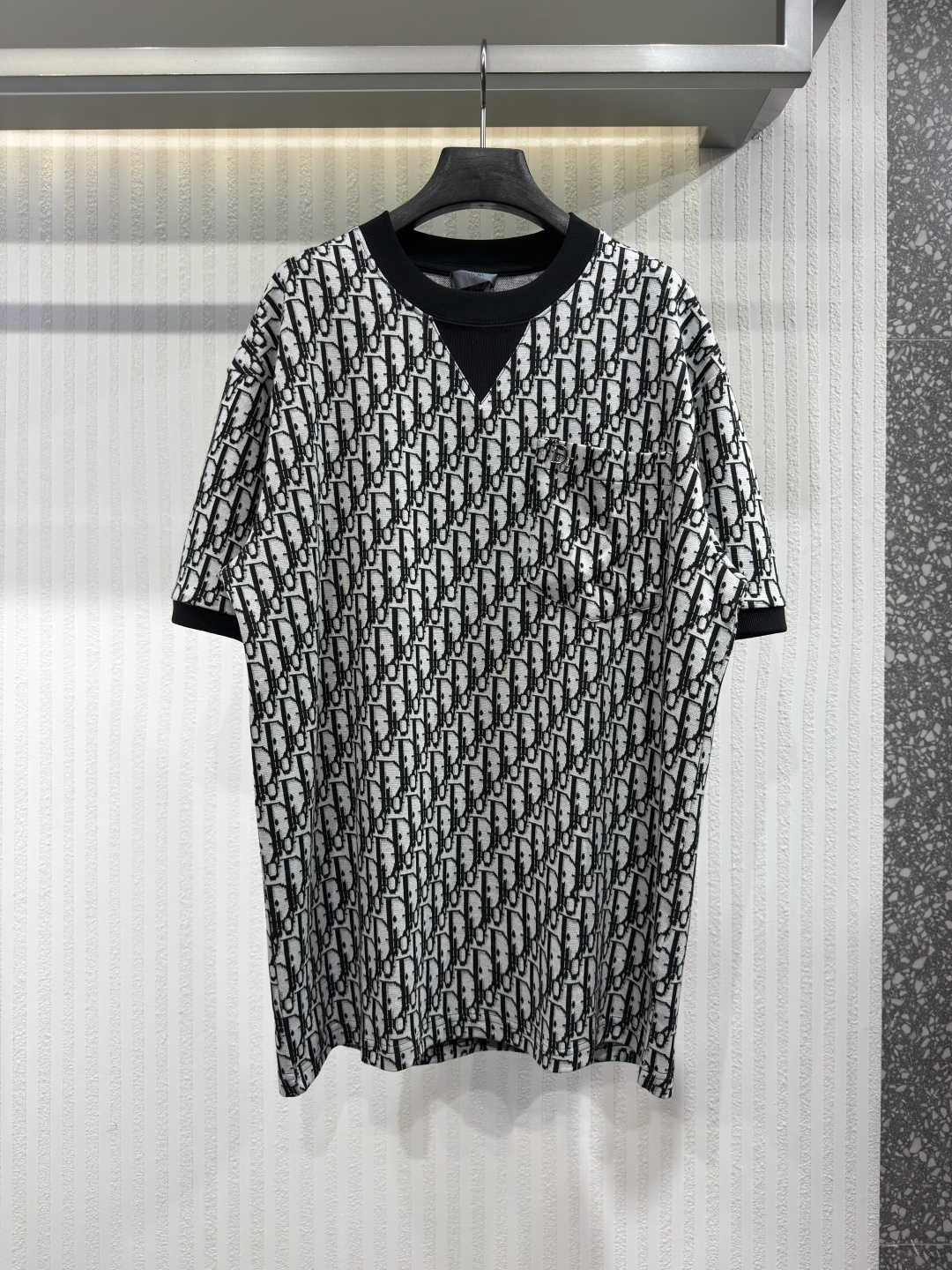 NO:817352,Dior/Dior's new full-print CD jacquard short-sleeved t-shirt is made of 40 pairs of combed cotton 2-ply yarn, plate-dyed yarn, and an imported 16-needle jacquard machine is used to make a three-color sesame bottom jacquard process, which takes up to 420 minutes. The collar and door towel are made of plain weave with cannons to ensure no deformation. Customized brand ivory buttons. Ready-made garments are washed with soft water. Size S-XL, Dior-clothing, dior, dior, T-shirt,19860909Dior/迪奥 新款满印CD提花短袖t 采用40双股精梳棉2股成纱,对板定染纱线,运用进口16针提花机做三色芝麻底提花工艺,时长达420分钟.衣领及门巾净色处做坎拉架平纹织法.保证不变形.定制品牌象牙纽扣.成衣加柔洗水 尺码S-XL,迪奥-服装,dior,dior,T-shirt,,Women's clothing