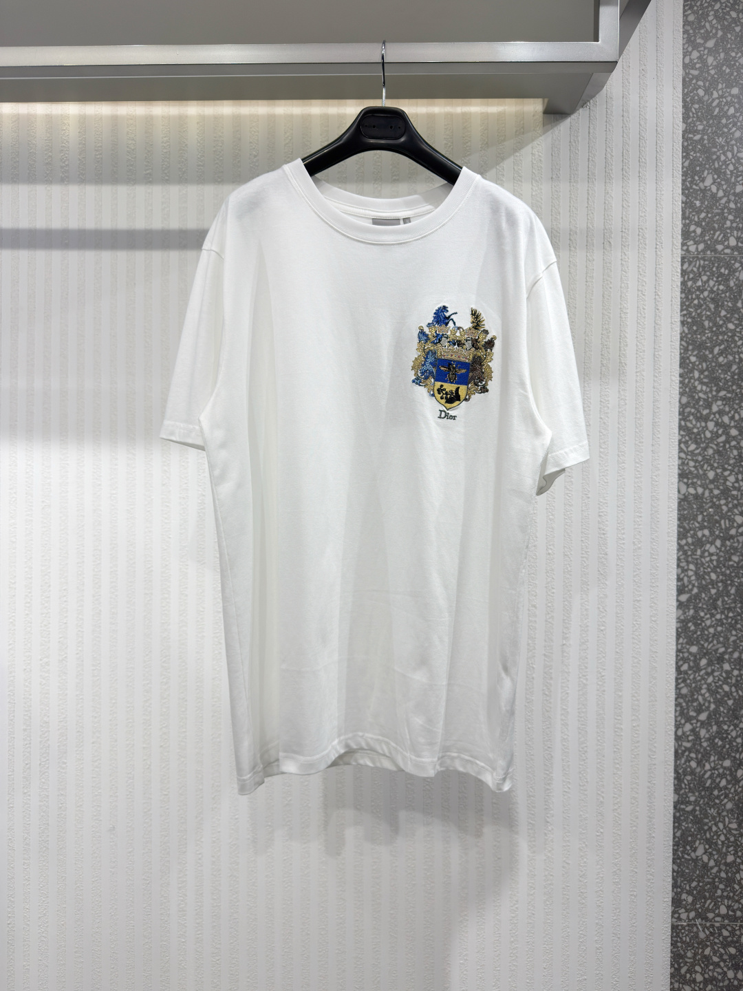 NO:817358,Dior Men's pure cotton white short-sleeved T-shirt round neck Little Bee Pegasus letter embroidered bottoming shirt. This T-shirt is decorated with Dior Blason pattern embroidery, which reinterprets the Dior logo through the gorgeous coat of arms carefully designed by Jonathan Anderson. It is carefully made of white cotton jersey fabric and has a loose fit with a round neck design. It can be worn with the shorts of the series to create a fashionable and casual look.  Size S-XL, Dior-clothing, dior, dior, shorts, T-shirt, tees, t-shirt,19860909Dior迪奥男装纯棉白色短袖T恤圆领小蜜蜂飞马字母刺绣打底衫26款 这款T恤饰以 Dior Blason 图案刺绣,通过乔纳森安德森（Jonathan Anderson） 精心设计的华丽盾形纹章焕新演绎 Dior 标识.采用白色棉质平纹针织面料精心制作,宽松版型搭配圆领设计.可与该系列的短裤搭配穿着,打造时尚休闲的造型 尺码S-XL,迪奥-服装,dior,dior,shorts,T-shirt,tees，t-shirt,,Women's clothing