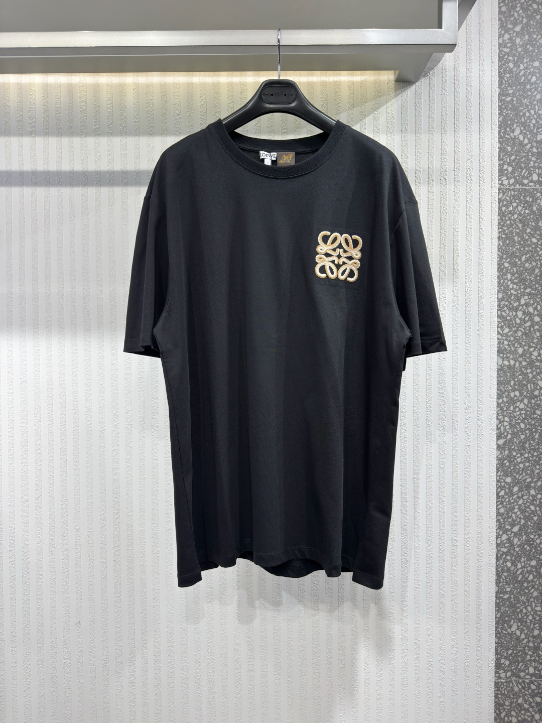 NO:817370,Loewe/Loewe men's 2026 new solid color cotton crossword round neck short-sleeved T-shirt loose casual top Thin cotton T-shirt, hand-embroidered with two-color crossword puzzle. Loose fit, standard length size XS-L, Loewe-clothing, loewe, loewe, T-shirt, tees, t-shirt,19860909Loewe/罗意威男装2026新款纯色棉质字谜圆领短袖T恤宽松休闲上衣 轻薄棉质T恤,手工绣有双色字谜. 宽松版型,标准长度 尺码XS-L,罗意威-服装,loewe,loewe,T-shirt,tees，t-shirt,,Women's clothing