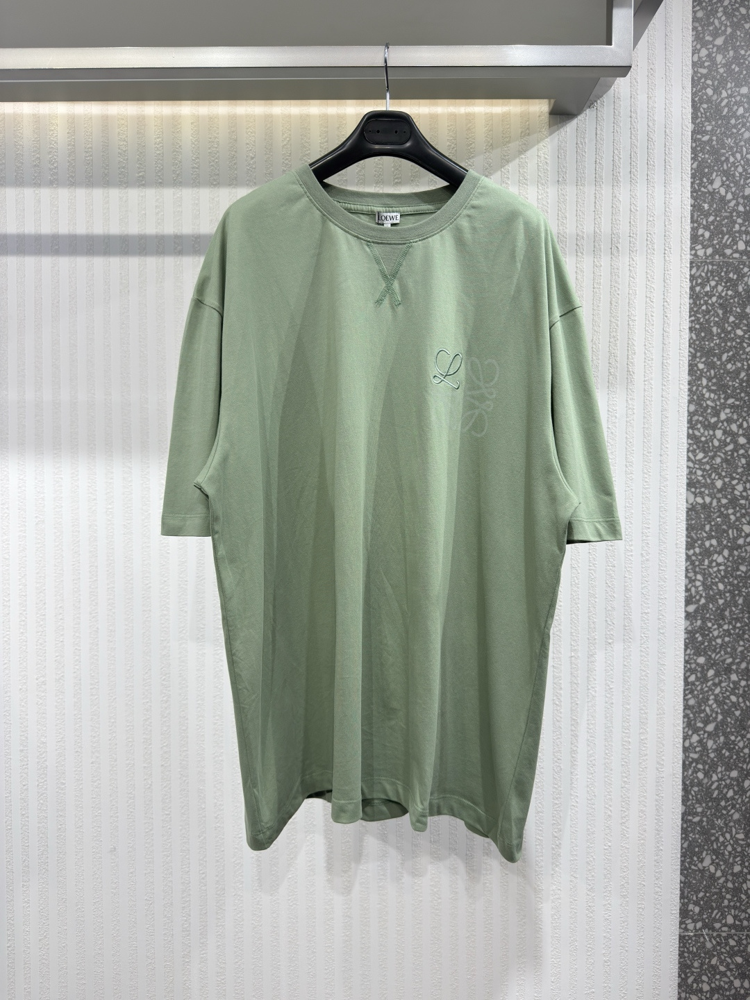 NO:817364,LOEWE Men's Anagram cotton jersey T-shirt The Anagram logo was designed by Spanish artist Vicente Vela as a quadruple L emblem that is now instantly recognizable on any Loewe creation. It appears on this cotton jersey T-shirt and is a decisive detail of the style. Sizes S-XL, Loewe - Clothing, loewe, loewe, tees, t-shirt,19860909LOEWE 罗意威 男士 Anagram 棉质针织T恤 Anagram标志由西班牙艺术家Vicente Vela设计,作为四重L徽章,现在可以立即识别任何Loewe作品.它出现在这件棉质平纹针织T恤上,是风格的决定性细节.尺码S-XL,罗意威-服装,loewe,loewe,tees，t-shirt,,Women's clothing