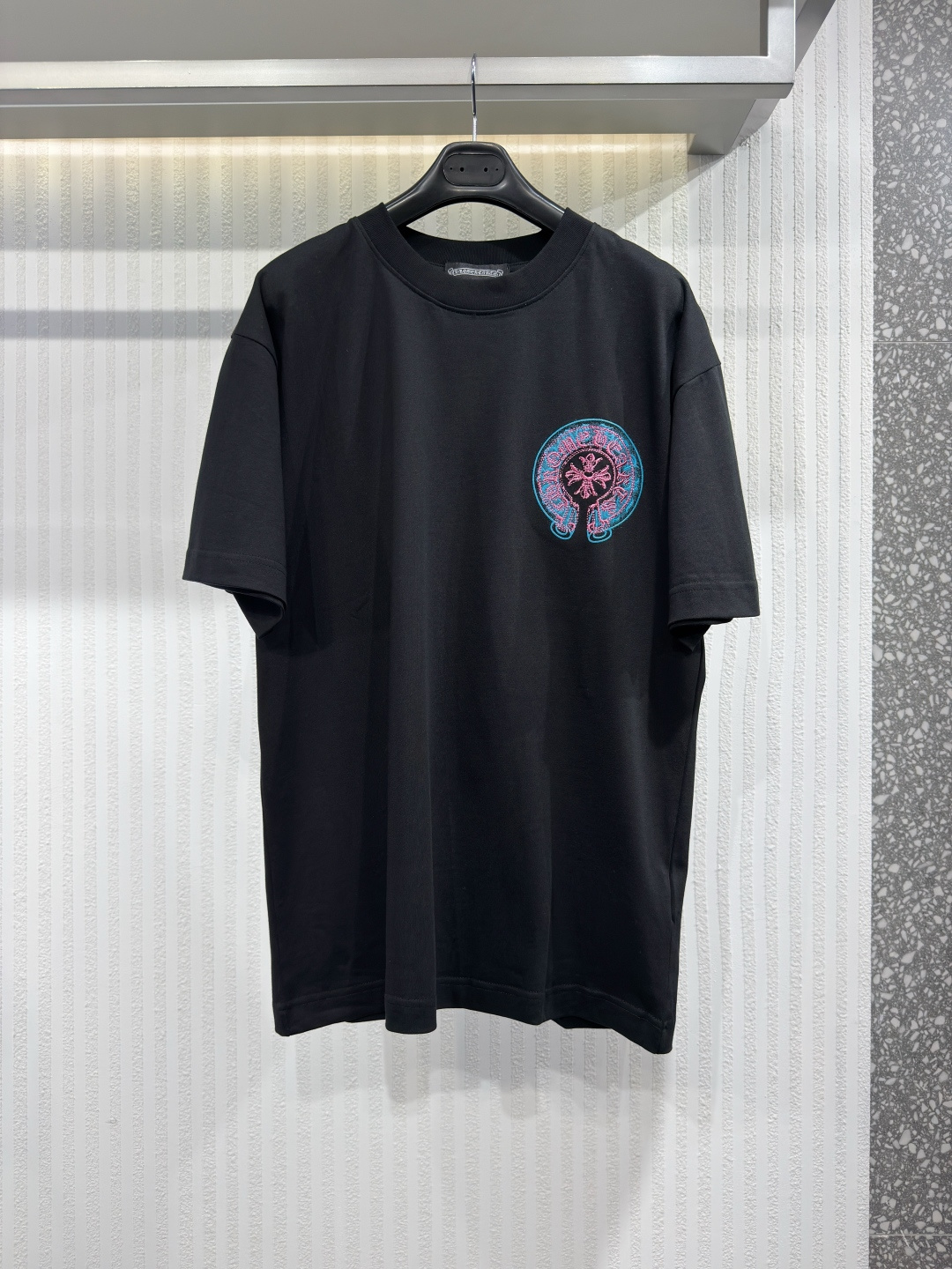 NO:817346,Chrome Hearts Chrome Hearts cross, horseshoe and Sanskrit letter printed short-sleeved T-shirt. Imported machine embroidery. Hardware and accessories are all custom-dyed double yarn cotton. Loose and stylish. Differentiated from low version, slim and long version with upper body and hip pull. Top quality. Not fast food. The highest version on the market. Size S-XL, Chrome Hearts-clothing, chrome hearts, chrome hearts, T-shirt,19860909Chrome Hearts 克罗心十字架马蹄梵文字母印花短袖T桖 采用进口机器刺绣 五金辅料均定制定染双纱棉 宽松有型 区别低版本瘦长版型上身拉胯 顶级品质 不做快餐货 市面最高版本 尺码S-XL,克罗心-服装,chrome hearts,chrome hearts,T-shirt,,Women's clothing