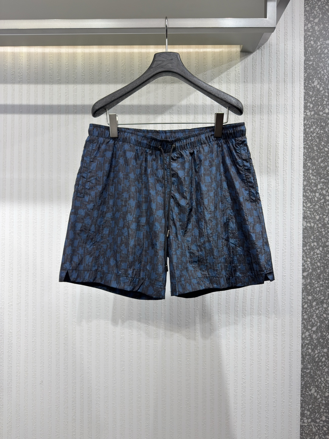 NO:855781,HERME Hermès Cut Remix' swimming trunks. Canvas long swimming trunks with 'H Cut Remix' print (polyamide). Elastic waistband with drawstring side pockets. Back flap pocket with 'Hermès Paris' engraved snaps. Sizes S-2XL, Hermès - Clothing, hermes, hermes,19860909HERME 爱马仕 Cut Remix”泳裤 帆布长款泳裤,饰有“H Cut Remix”印花（ 聚酰胺） 弹性腰带,配有抽绳侧袋 后翻盖口袋,饰有“Hermès Paris”刻字按扣 尺码S-2XL,爱马仕-服装,hermes,hermes,,Women's clothing