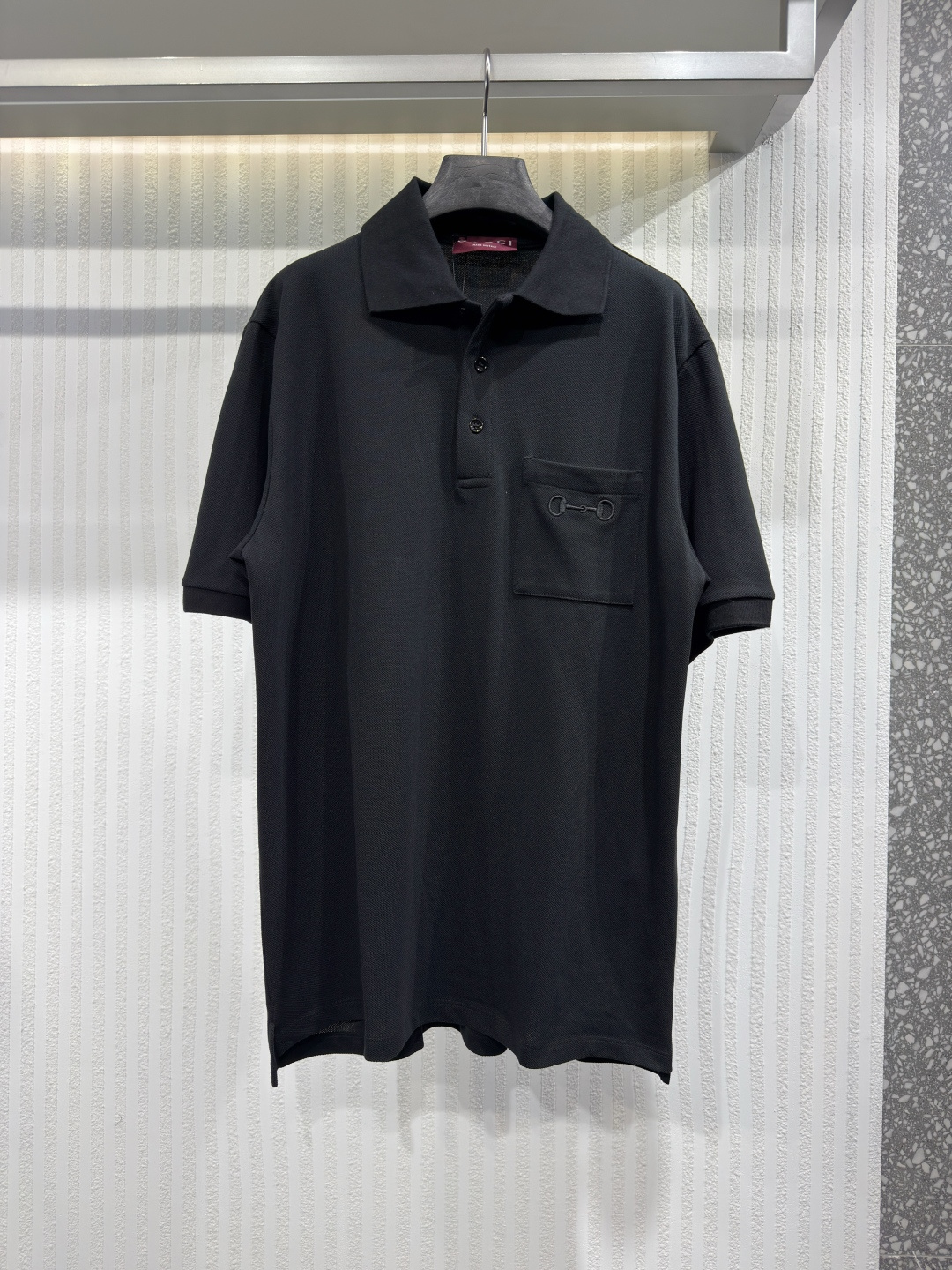 NO:817340,GUCC Gucci Embroidered Cotton Pique Polo Shirt Dark blue stretch cotton pique Polo shirt. Pointed collar, three-button front, short sleeves, a patch pocket on the chest decorated with MORSETTO embroidery of the same color, slits on both sides of the hem, and a longer back hem. Regular fit size S-XL, Gucci-clothing, gucci, gucci, T-shirt,19860909GUCC 古驰 刺绣棉质珠地布 Polo 衫 深蓝色弹力棉珠地布POLO衫.尖领,三粒扣前襟,短袖,胸前一个贴袋饰有同色系MORSETTO刺绣,下摆两侧开衩,后摆较长.常规版型 尺码S-XL,古驰-服装,gucci,gucci,T-shirt,,Women's clothing