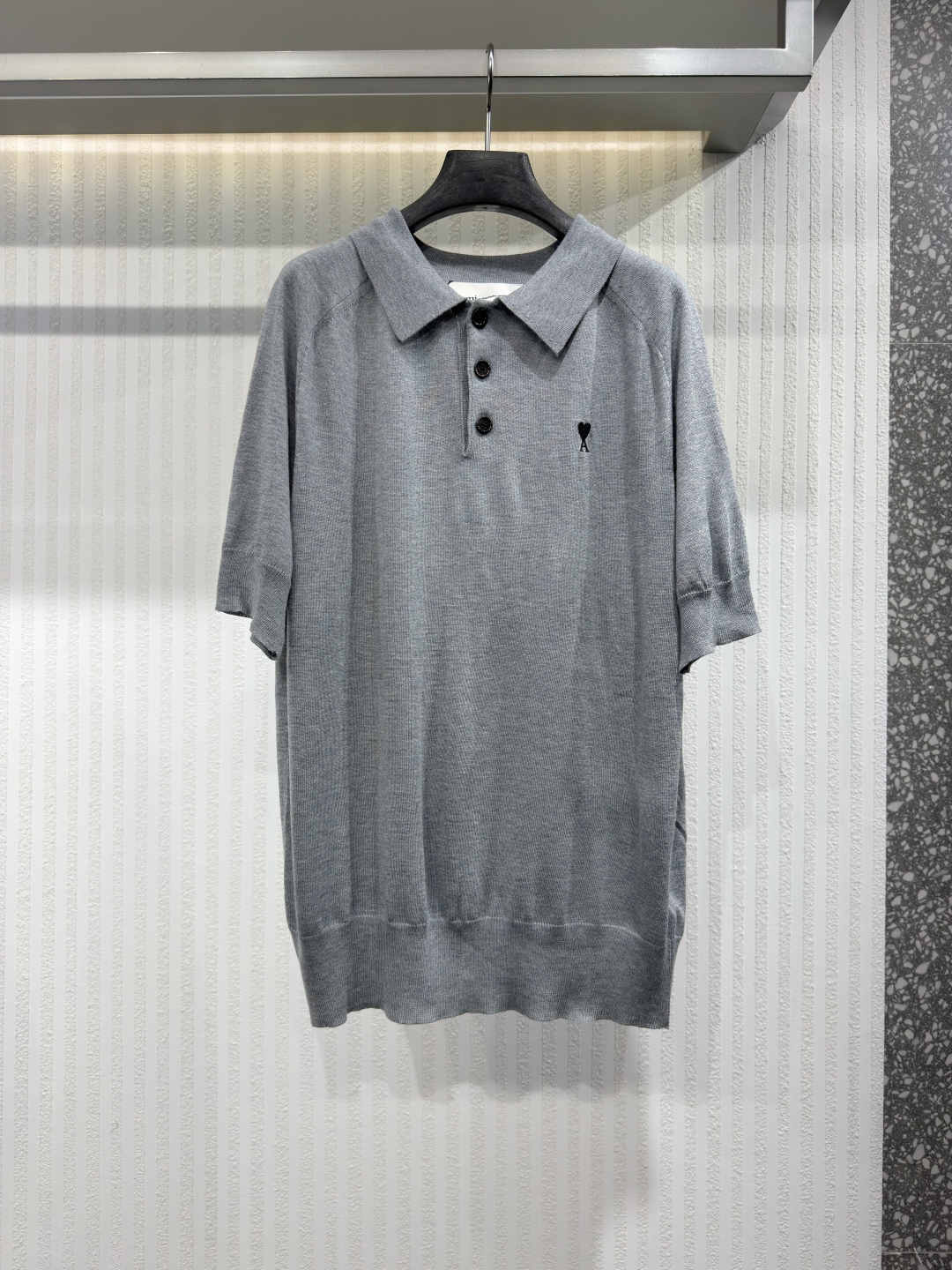 NO:826461,AMI DE COEUR Wool short-sleeved Polo shirt Merino wool knitted Polo shirt Merino wool knitted Polo shirt. Short-sleeved shirt collar, double knit, black Ami horn buttons, Ami de Coeur embroidery on the chest, made in Portugal (with love). Sizes S-XL, men's, shirts, T-shirt,19860909AMI DE COEUR 羊毛短袖 POLO 衫 美利奴羊毛针织 Polo 衫 美利奴羊毛针织 Polo 衫.衬衫领短袖,双面针织, 黑色 Ami 牛角纽扣, 胸前 Ami de Coeur 刺绣,葡萄牙制造（倾注爱意）.尺码S-XL,男装,shirts,T-shirt,,Women's clothing