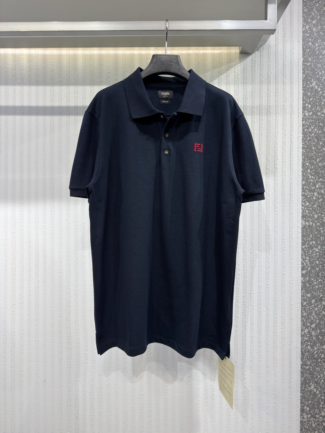 NO:817337,FEND 26 short-sleeved polo shirt, classic collar, button closure. Made of white cotton pique fabric. Decorated with blue FF Selleria embroidered logo on the chest. Ribbed neckline and buttons of the same color are more refined. Sizes S-XL, Fendi-clothing, fendi, fendi, T-shirt,19860909FEND 26 短袖polo衫,经典领型,纽扣开合.采用白色棉质珠地布面料.胸前饰有蓝色FF Selleria刺绣logo.罗纹领口和同色系纽扣更添精致.尺码S-XL,芬迪-服装,fendi,fendi,T-shirt,,Women's clothing