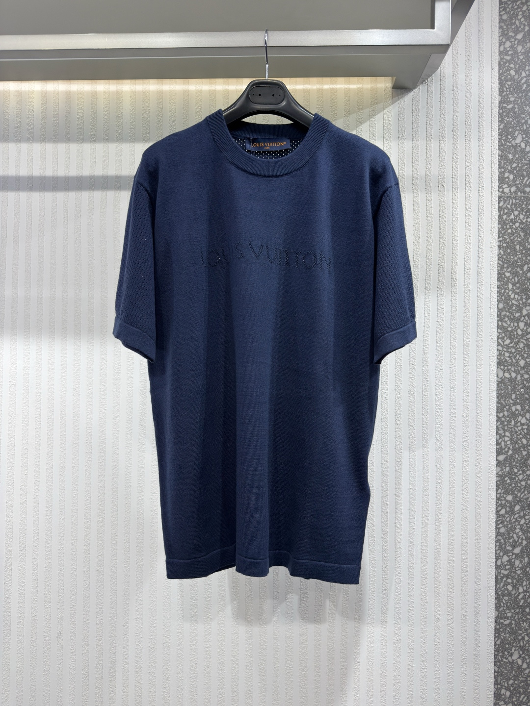 NO:817332,1V Men's 2026 Short Sleeve Monogram Mesh Knit Cashmere Crew Neck T-Shirt Dark Blue This T-shirt is made from a blend of organic cotton and cashmere, a fabric that is extremely soft against the skin. The sleeves and back feature lightweight pointed knit panels, perfect for hot summer days. The Louis Vuitton signature on the chest is made of the same material, adding a refined finishing touch to this versatile casual style. Sizes S-XL, Louis Vuitton-Clothing, louis  vuitton,T-shirt,tees,t-shirt,198609091V 男装2026款短袖字母网面针织羊绒圆领T恤深蓝色 这款T恤采用有机棉和开司米混纺制成,这种面料贴肤极为柔软.袖子和背部饰有轻盈的尖针织衬片,非常适合炎热的夏日.胸前的路易威登签名用同样材质,为这款多功能休闲风格增添了精致的收尾感.尺码S-XL,路易威登-服装,louis vuitton,T-shirt,tees，t-shirt,,Women's clothing