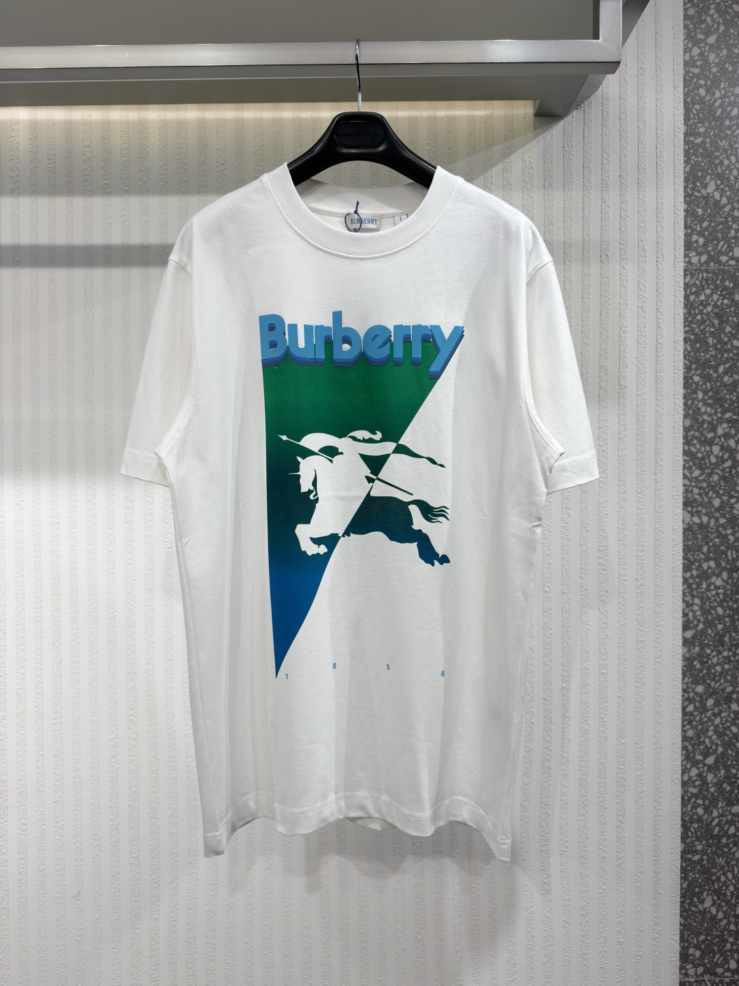 NO:826453,BBR 26 Gradient inverted triangle round neck short sleeves. Lightweight plain woven compact cotton fabric, integrated with two-color equestrian knight logo, brand logo printing, casual fit. Lightweight plain woven compact cotton fabric is made of 15-count special-spun compact cotton, 230g/㎡; complements the classic British temperament of the equestrian knight logo, suitable for switching between daily leisure and sports scenes. Size XS-L, Burberry-clothing, T-shirt,19860909BBR 26 渐变倒三角圆领短袖 轻盈平织紧密棉面料、融入双色马术骑士徽标、品牌徽标印花、休闲版型 轻盈平织紧密棉面料用15支特纺紧密棉,230g/㎡；与马术骑士徽标的经典英伦气质相得益彰,适合日常休闲与运动场景的切换.尺码XS-L,博柏利-服装,T-shirt,,Women's clothing