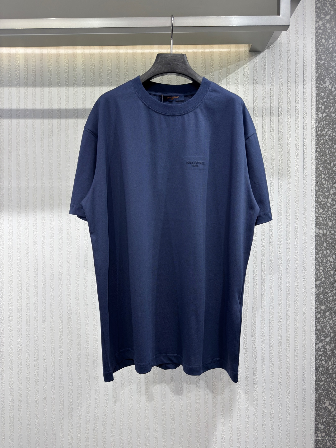 NO:819905,1V 26 small blue label embroidered round neck short sleeves. Light and soft cotton knitted fabric, same-tone embroidered words are subtly embellished on the chest, standard round neck fit. Light and soft cotton knitted fabric. This T-shirt is made of 24-count special-spun compact cotton. It not only retains the versatile attributes of the classic round neck T-shirt, but also improves the comfort experience of summer wear through the moderately large bust and cuffs. Size XS-L, Louis Vuitton-clothing, louis  vuitton,T-shirt,tees,t-shirt,198609091V 26 小蓝标刺绣圆领短袖 轻盈柔软棉质针织面料、同色调刺绣字样微妙点缀于胸前、标准圆领版型 轻盈柔软棉质针织面料 这款T恤采用24支特纺紧密棉,既保留了经典圆领T恤的百搭属性,又通过胸围与袖口的适度放量提升了夏日穿着的舒适体验.尺码XS-L,路易威登-服装,louis vuitton,T-shirt,tees，t-shirt,,Women's clothing