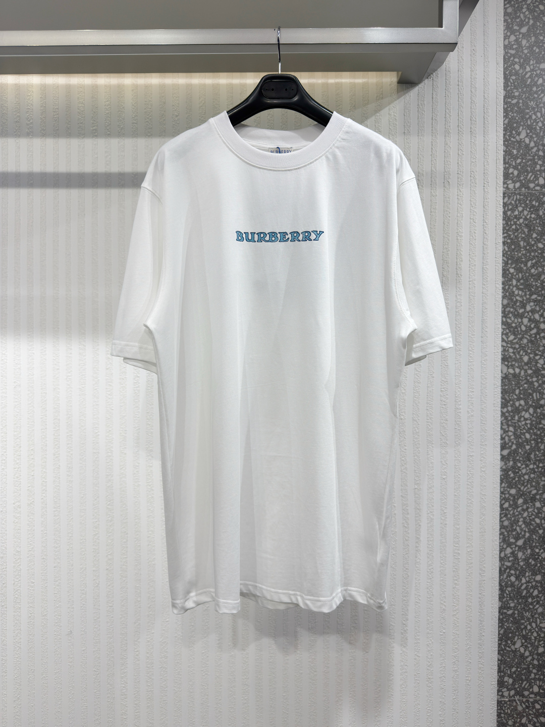 NO:826459,BUR 26 traditional war horse cotton T-shirt, round neck, loose cut, printed with Burberry's classic letters and raised textured knight pattern. Size XS-L, Burberry-clothing, burberry, tees, t-shirt,19860909BUR 26 传统战马棉质T恤 圆领,宽松剪裁,衣身印有Burberry经典字母和凸起纹理的骑士图案.尺码XS-L,博柏利-服装,burberry,tees，t-shirt,,Women's clothing