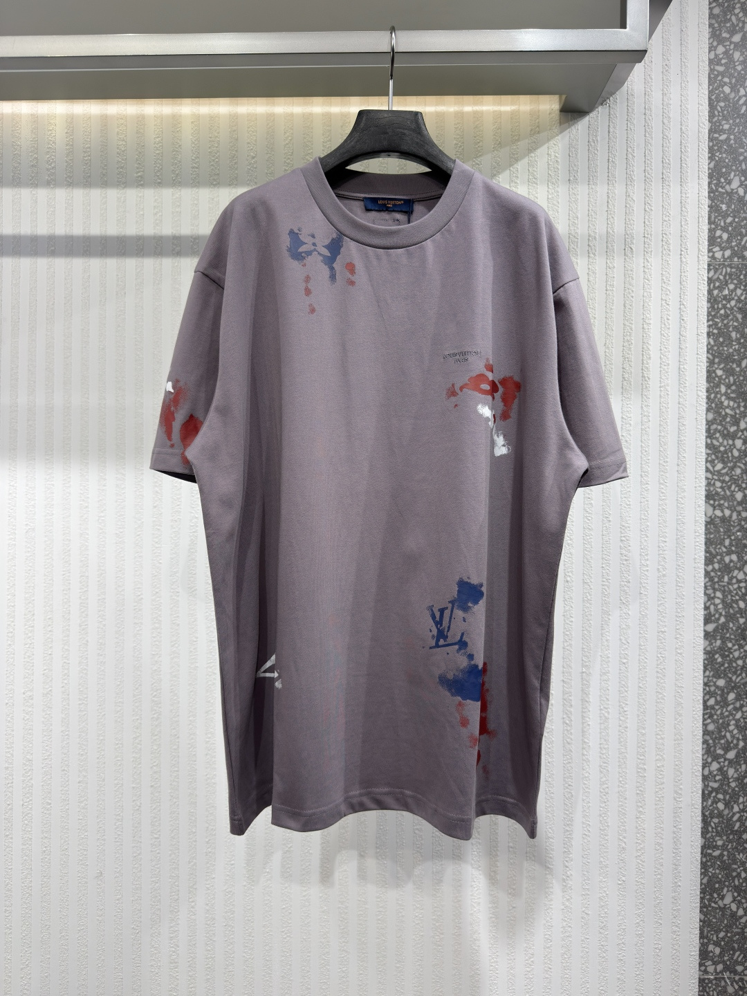 NO:819891,1V 26 Ink splash pattern round neck short sleeves. Lightweight cotton knitted fabric, printed like hand-painted strokes, cleverly integrated into the brand logo, tone-on-tone embroidery on the chest, woven label details on the back, round neck standard fit to reduce the feeling of tightness under the arms. The stiffness of the fabric supports the dropped shoulder structure from collapsing, while the softness brought by stonewash pre-treatment makes the dropped shoulder pleats more natural. Size XS-L, Louis Vuitton-clothing, louis vuitton, T-shirt,198609091V 26 泼墨图案圆领短袖 轻盈棉质针织面料、印花仿如手绘笔触、巧妙融入品牌标识、胸前同色调刺绣、后部梭织标签细节、圆领标准版型 减少腋下紧缚感.面料的挺括性支撑落肩结构不塌陷,而石洗预处理带来的柔软度则使落肩褶皱更加自然.尺码XS-L,路易威登-服装,louis vuitton,T-shirt,,Women's clothing
