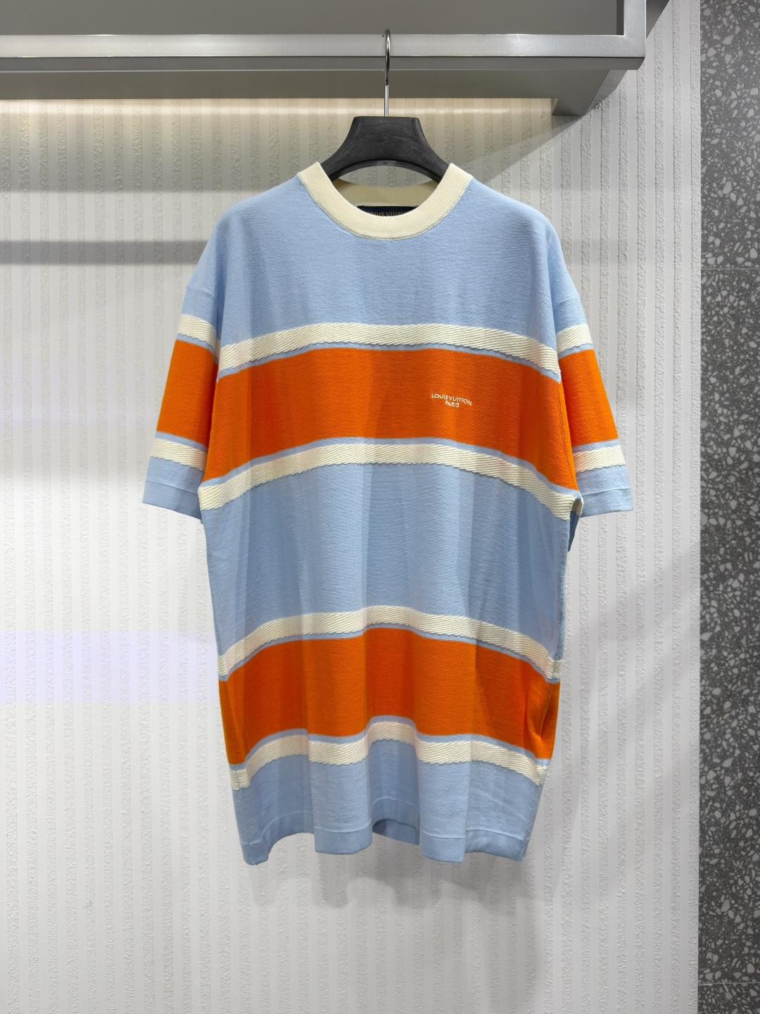 NO:819898,1V 26 Men's short-sleeved T-shirt Contrast knitted horizontal stripes college style 2026 new summer style This lively T-shirt adds a touch of college style to the summer look. Made of pure cotton jacquard knit fabric, this exquisite design is based on light blue and decorated with orange and white jacquard horizontal stripes. Louis Vuitton embroidered on the chest  The Paris logo adds a touch of elegance, while the back is embellished with signature embellishments inspired by natural cowhide. Sizes S-XL,Louis Vuitton-Clothing,louis vuitton,louis vuitton,T-shirt,tees,t-shirt,cowhide,198609091V 26 男士短袖T恤 撞色针织横条纹学院风2026夏新款 这款活泼的T恤为夏日造型增添了一抹学院风韵.采用纯棉提花针织面料制成,这款精致的设计以浅蓝色为底,饰有橙色与白色的提花横条纹.胸前刺绣的Louis Vuitton Paris标志增添了一抹优雅气息,而背面则点缀着灵感源自天然牛皮的签名装饰.尺码S-XL,路易威登-服装,louis vuitton,louis vuitton,T-shirt,tees，t-shirt,cowhide,,Women's clothing
