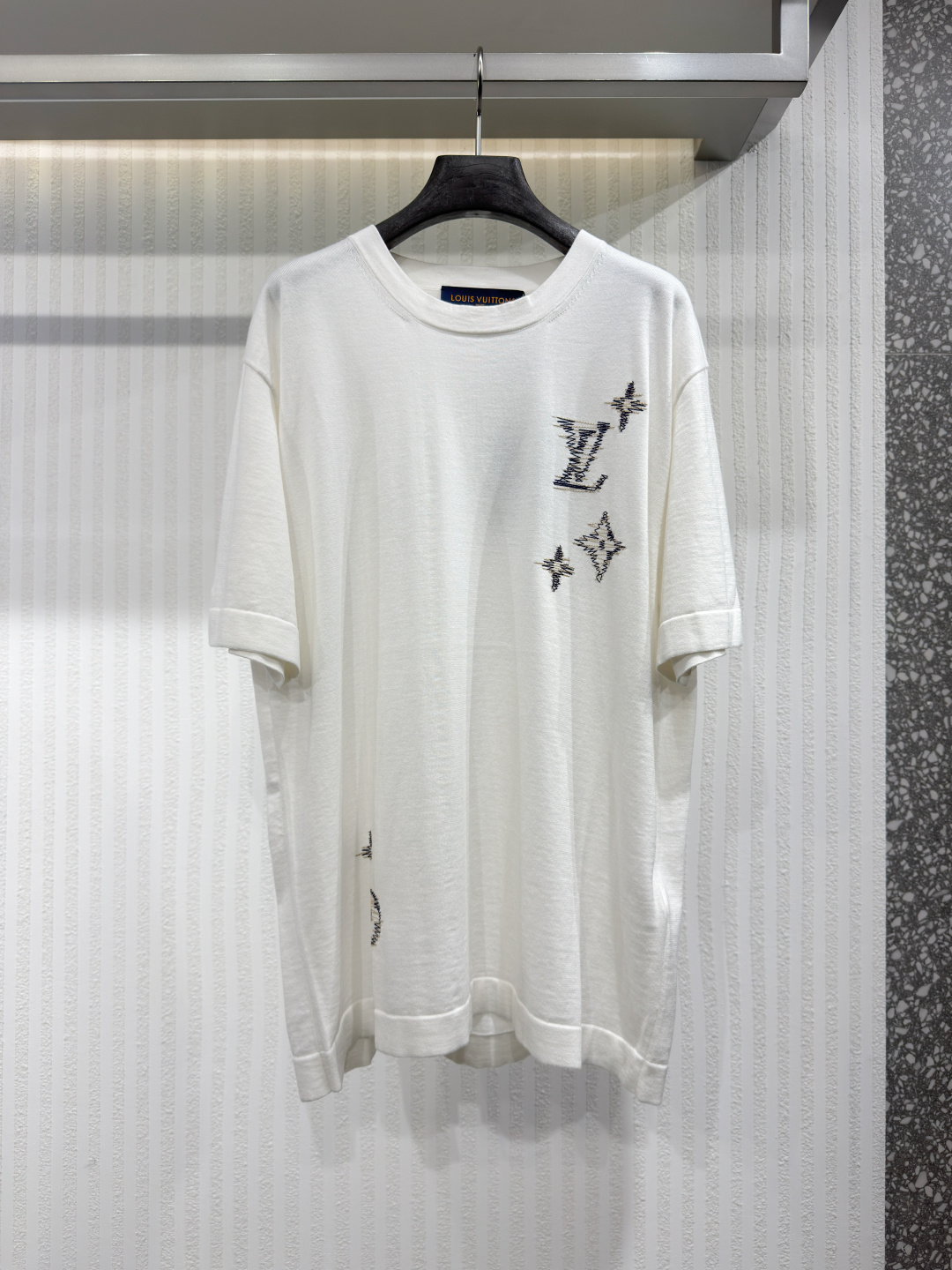 NO:826501,1V Fall 2026 Embroidered Signature T-Shirt This lightweight and breathable summer T-shirt is made from soft, creamy organic cotton and features the collection's signature embroidered graphic. The embroidery is inspired by traditional Japanese craftsmanship, with a richly textured Monogram logo stitched from contrasting yarns. This finely crafted piece adds a touch of art and craftsmanship to a wardrobe staple. Sizes S-XL, Louis Vuitton - Clothing, louis  vuitton,tees,t-shirt,198609091V 2026年秋季 刺绣签名T恤 这款轻盈透气的夏季T恤采用柔软的乳白色有机棉制成,并饰以本系列标志性的刺绣图案.刺绣灵感源自日本传统工艺,以对比色纱线缝制出纹理丰富的Monogram标志.这件做工精良的单品为衣橱必备单品增添了一抹匠心独具的艺术气息 尺码S-XL,路易威登-服装,louis vuitton,tees，t-shirt,,Women's clothing