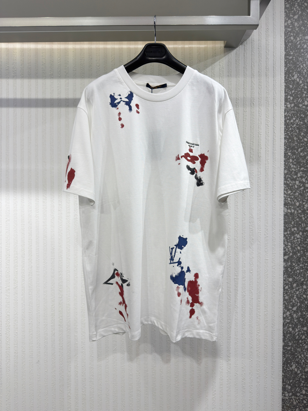 NO:826494,1V 26 Ink splash pattern round neck short sleeves. Lightweight cotton knitted fabric, printed like hand-painted strokes, cleverly integrated into the brand logo, tonal embroidery on the chest, woven label details on the back, round neck standard fit to reduce the feeling of tightness under the arms. The stiffness of the fabric supports the dropped shoulder structure from collapsing, while the softness brought by stonewash pre-treatment makes the dropped shoulder pleats more natural. Sizes S-XL, Louis Vuitton-Clothing, Louis Vuitton, T-shirt,198609091V 26 泼墨图案圆领短袖 轻盈棉质针织面料、印花仿如手绘笔触、巧妙融入品牌标识、胸前同色调刺绣、后部梭织标签细节、圆领标准版型 减少腋下紧缚感.面料的挺括性支撑落肩结构不塌陷,而石洗预处理带来的柔软度则使落肩褶皱更加自然.尺码S-XL,路易威登-服装,louis vuitton,T-shirt,,Women's clothing