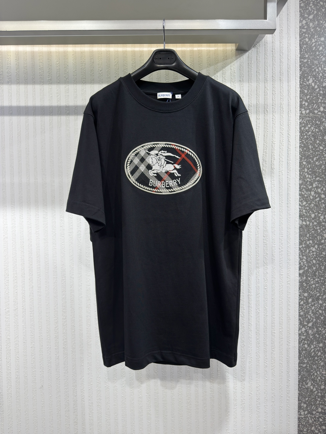 NO:820971,BUR plaid knight's seal cotton T-shirt. Multi-color T-shirt, made of light plain cotton fabric, showing a regular fit. Embellished with sand beige Burberry plaid knight's seal embroidery, derived from the archive pattern of the brand's bags in the 1980s., Burberry - clothing, burberry, tees, t-shirt,19860909BUR 格纹骑士印章棉质 T 恤衫 多色 T恤衫,选用轻盈平织棉面料打造,呈现常规版型.点缀沙米色 Burberry 格纹骑士印章刺绣,源自 1980年代品牌包款的典藏图案.,博柏利-服装,burberry,tees，t-shirt,,Women's clothing