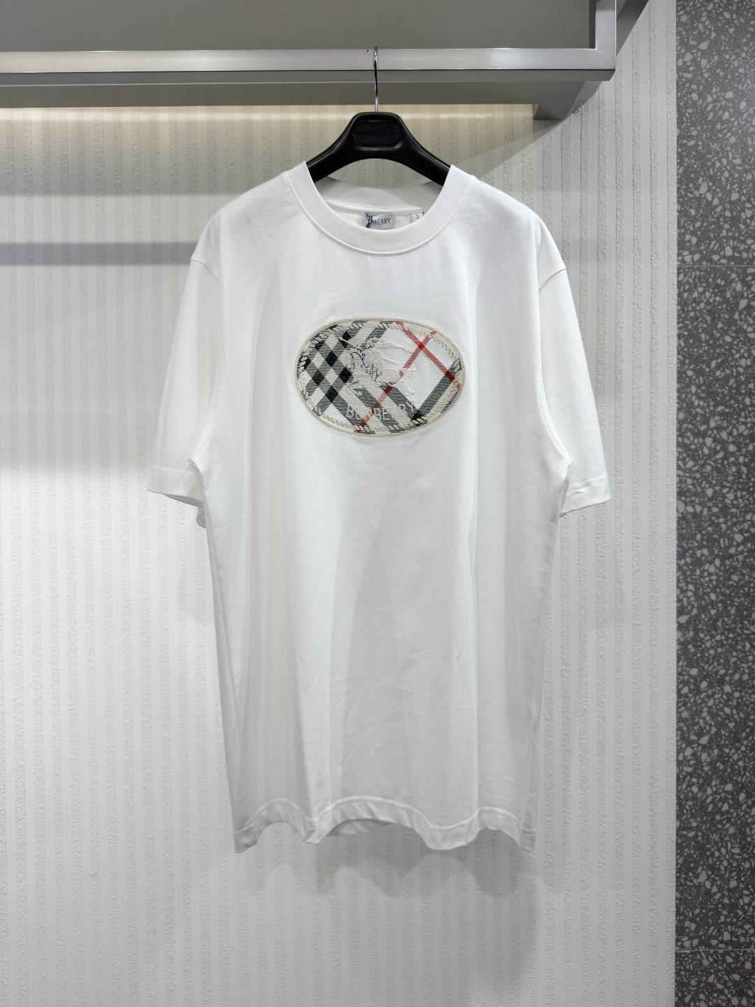 NO:820943,BUR 26 plaid knight's seal cotton T-shirt. Multi-color T-shirt, made of light plain cotton fabric, showing a regular fit. Embellished with sand beige Burberry plaid knight's seal embroidery, derived from the archive pattern of the brand's bags in the 1980s. Size XS-L, Burberry-clothing, burberry, tees, t-shirt,19860909BUR 26格纹骑士印章棉质 T 恤衫 多色 T恤衫,选用轻盈平织棉面料打造,呈现常规版型.点缀沙米色 Burberry 格纹骑士印章刺绣,源自 1980年代品牌包款的典藏图案.尺码XS-L,博柏利-服装,burberry,tees，t-shirt,,Women's clothing