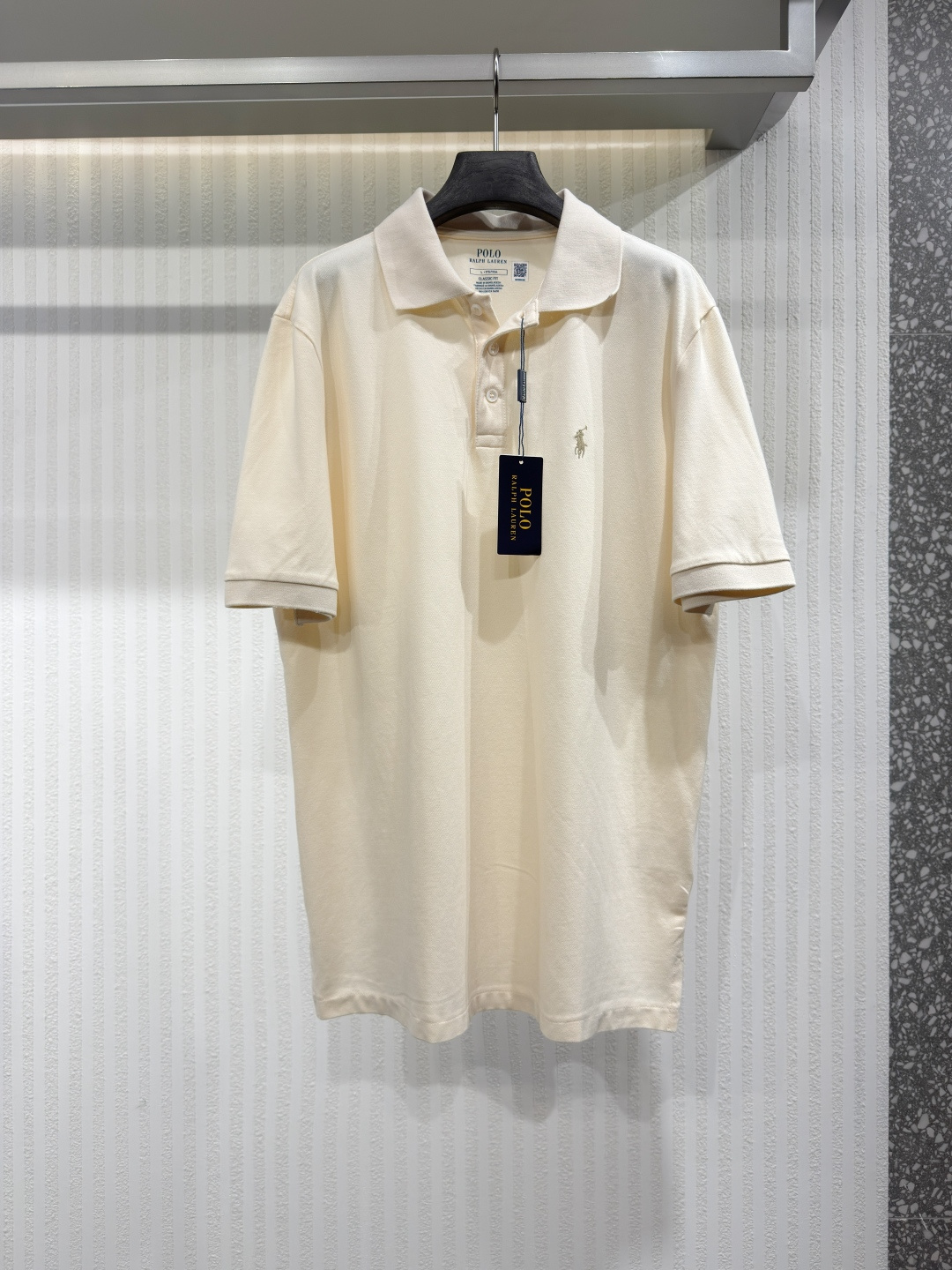 NO:820951,POLO RALPH LAUREN Custom Slim Fit Stretch Mesh Polo Shirt Since 1972, the Polo shirt has been a classic of American style. Although it has been imitated countless times, it has never been surpassed. For decades, Ralph Lauren has continued to introduce new Polo shirts in various colors and styles, but always retains the high quality and exquisite craftsmanship of the classic original. This Polo  The shirt is made of slightly stretchy fabric to ensure comfort and freedom of movement. The placket is decorated with real mother-of-pearl buttons, showing a refined style. Sizes S-XL, men's, loro piana,19860909POLO RALPH LAUREN 定制修身弹力网眼 Polo 衫 自 1972 年以来,Polo 衫一直是美式风格的经典之作,虽被无数次模仿,却从未被超越.几十年来,拉夫·劳伦 (Ralph Lauren) 不断推陈出新,推出各种颜色和版型的 Polo 衫,但始终保留着经典原版的高品质和精湛工艺.这款 Polo 衫采用略带弹性的面料,确保穿着舒适,活动自如.门襟饰以真正的珍珠母贝纽 扣,尽显精致格调.尺码S-XL,男装,loro piana,,Women's clothing