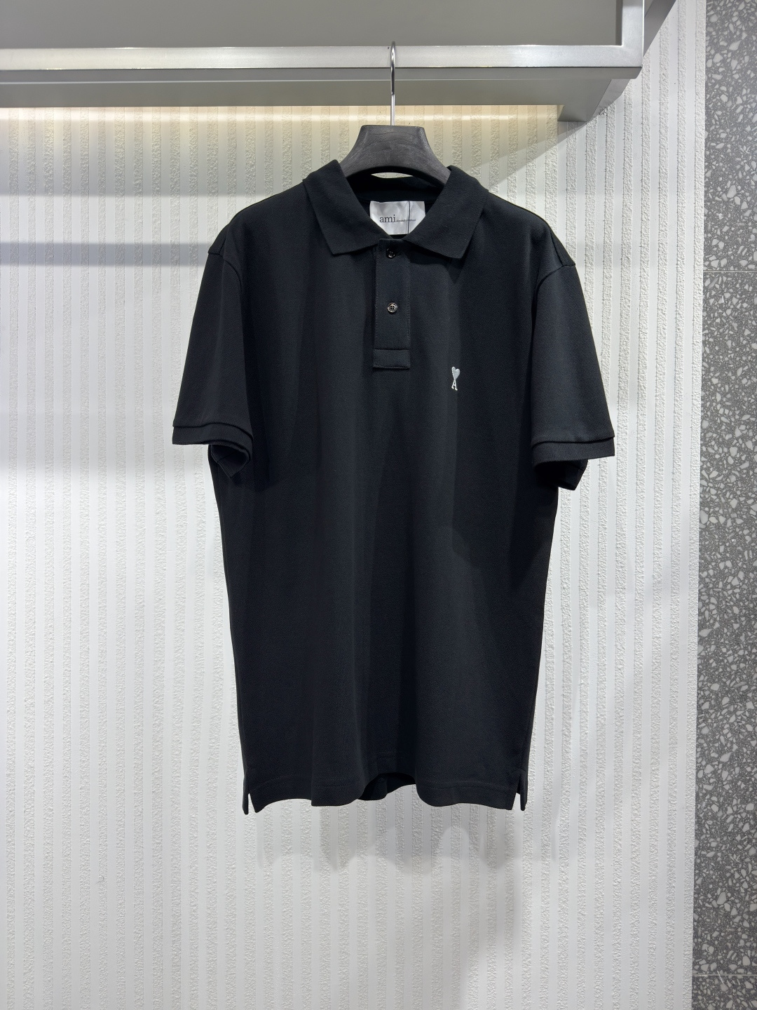 NO:820956,AMI Black Cotton Short Sleeve AMI DE COEUR POLO Shirt Ami de Coeur Cotton Pique Polo Shirt Short sleeves, classic fit. White/off-white with Ami de Coeur embroidery on the chest and same color Ami embroidery on the lower back collar. Sizes S-XL, Men's, T-shirt,19860909AMI 黑色棉质短袖 AMI DE COEUR POLO 衫 Ami de Coeur 棉质珠地布 Polo 衫 短袖,经典版型. 白色/米白色胸前饰有 Ami de Coeur 刺绣,后领下方饰有同色系 Ami 刺绣 尺码S-XL,男装,T-shirt,,Women's clothing