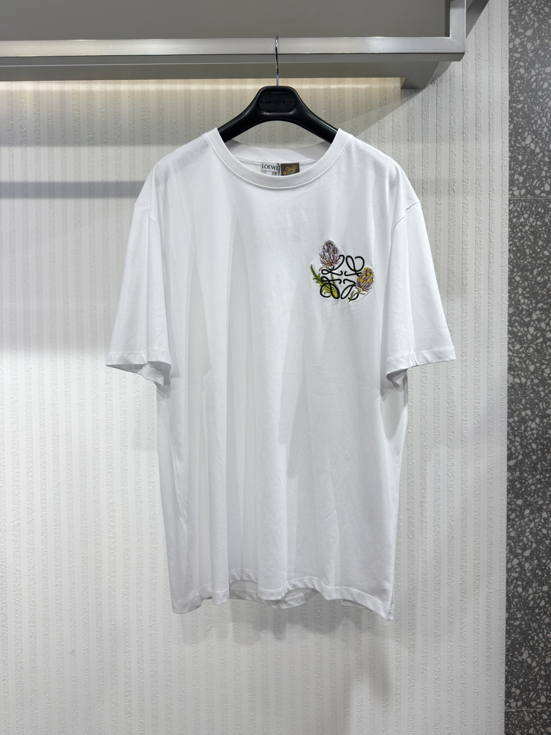 NO:820915,LOEWE Paula's Ibiza Anagram cotton T-shirt This T-shirt is made of pure cotton knitted fabric and decorated with Anagram's iconic artichoke embroidery. It is one of the results of Loewe's ongoing cooperation with Paula's Ibiza, blending Loewe's exquisite craftsmanship heritage and the free and unrestrained spirit of Paula's Ibiza. Size XS-L, Loewe-clothing, loewe, loewe, tees, t-shirt,19860909LOEWE Paula 的 Ibiza Anagram 棉质 T 恤 这款T恤采用纯棉针织面料,饰有Anagram标志性的朝鲜蓟刺绣.它是Loewe与Paula's Ibiza持续合作的成果之一,融合了Loewe的精湛工艺传承和Paula's Ibiza的自由奔放精神. 尺码XS-L,罗意威-服装,loewe,loewe,tees，t-shirt,,Women's clothing