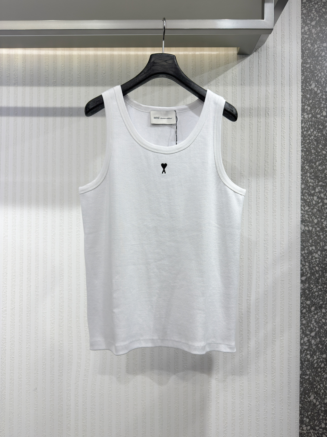 NO:820965,Ami Paris logo embroidered vest, custom-made luxurious and soft plain cotton, cloud-like skin-friendly, clean and breathable, simple black tone embodies French elegance, showing a luxurious style when relaxed, white embroidery of love logo on the front, dark engraved texture of ami embroidery on the back collar, French attitude on both sides, minimalist and quality, hidden charm inside, easy to wear alone, versatile and elegant, effortless fit, size S M L XL, men's,19860909Ami Paris 标识刺绣背心 定制奢柔平纹爽棉 云感亲肤 净爽透气 至简黑调凝萃法式矜贵 松弛间尽显奢雅格调 前襟爱心标识白绣轻缀 后领ami刺绣暗镌肌理 双面皆是法式态度 极简有质 内搭藏韵 单穿随性 百搭间奢雅不费力 合身版型尺码 S M L XL,男装,,Women's clothing