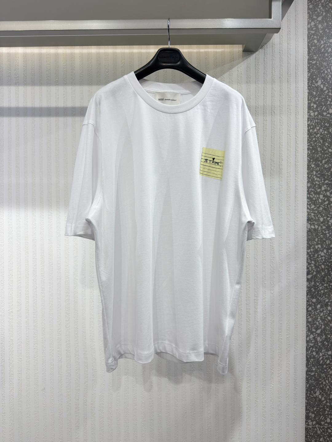 NO:820962,AMI paris White cotton post-it note 'JE T'AIME' T-shirt Thick cotton short-sleeved T-shirt Loose fit, iconic print 'Je t'aime' on the chest, 'Ami de Coeur' embroidery in the same color below the back collar, sizes S-XL, men's, T-shirt, tees, t-shirt,19860909AMI paris 白色棉质便利贴“JE T'AIME”T恤 厚棉质短袖T恤 宽松版型,胸前饰有标志性印花“Je t'aime”, 后领下方饰有同色系“Ami de Coeur”刺绣,尺码S-XL,男装,T-shirt,tees，t-shirt,,Women's clothing