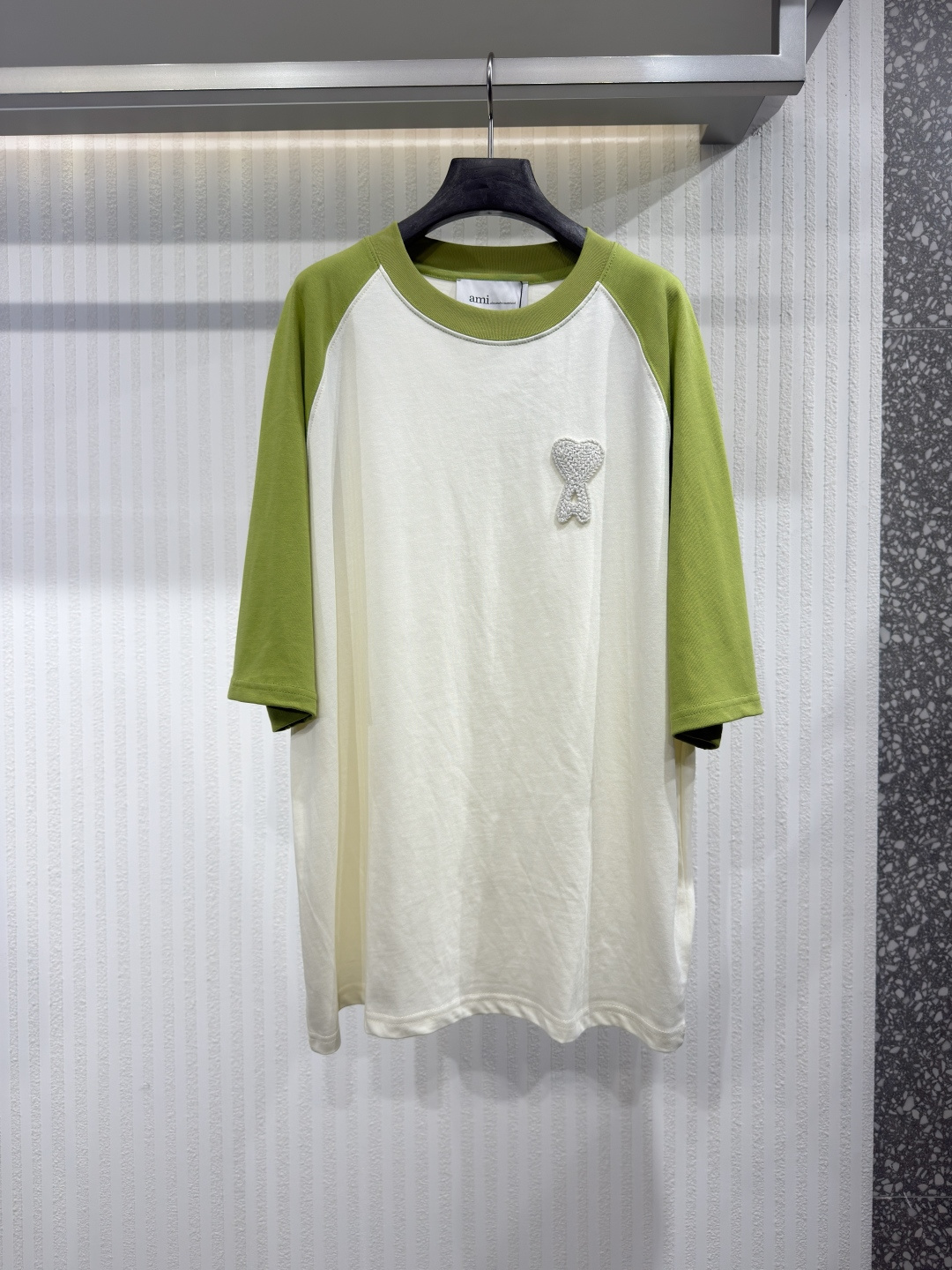 NO:820959,AMI DE COEUR Knitted patch T-shirt color block Ami de Coeur Two-tone thick cotton knitted short-sleeved T-shirt Ami de Coeur Two-tone thick cotton knitted short-sleeved T-shirt. Suitable for both men and women, loose fit, raglan sleeves, Ami de Coeur crochet patch on the chest, same color Ami embroidery on the lower back collar. Sizes S-XL, men's, T-shirt, tees, t-shirt,19860909AMI DE COEUR 针织贴片 T 恤拼色 Ami de Coeur 双色厚棉针织短袖T恤 Ami de Coeur 双色厚棉针织短袖T恤.男女皆宜, 宽松版型,插肩袖, 胸前饰有 Ami de Coeur 钩针贴片 ,后领下方饰有同色 Ami 刺绣 尺码S-XL,男装,T-shirt,tees，t-shirt,,Women's clothing