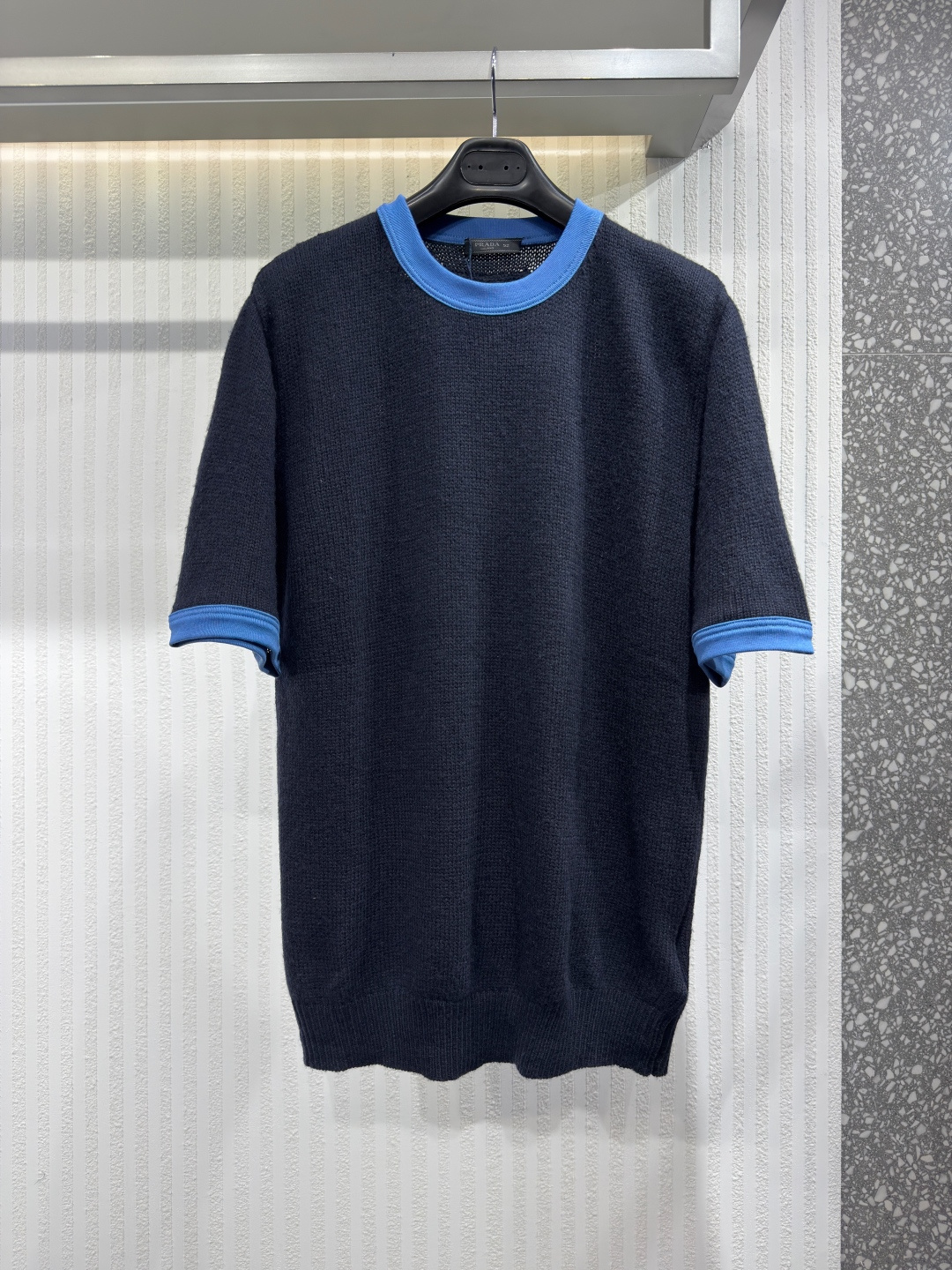 NO:826481,PRAD 26 Contrast Wool Knit T-Shirt This sweater has an elegant yet sporty design, a modern interpretation of a classic style. It has short sleeves and a loose fit, made of soft cashmere fabric, with contrast piping on the collar and cuffs. Sizes 48-54, Prada - clothing, prada, prada, sweaters, T-shirt, tees, t-shirt,19860909PRAD 26撞色羊毛针织T恤这款毛衣设计优雅而运动,是对经典款式的现代演绎.短袖宽松版型,采用柔软的羊绒面料,领口和袖口饰以撞色滚边 尺码48-54,普拉达-服装,prada,prada,sweaters,T-shirt,tees，t-shirt,,Women's clothing