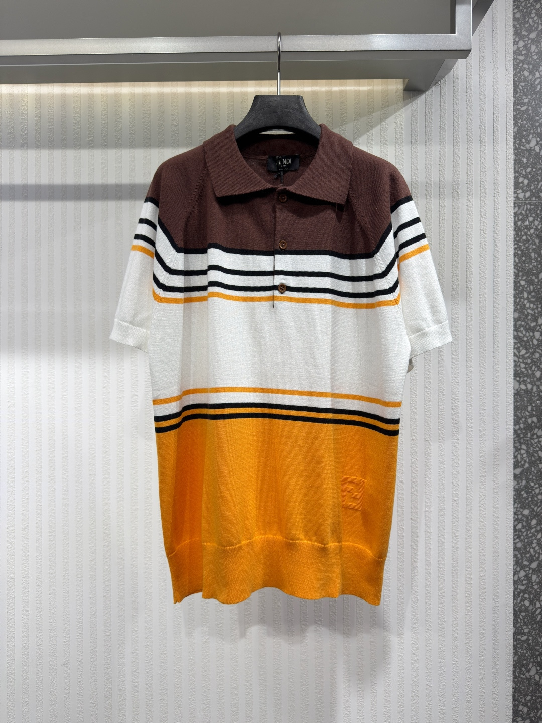 NO:826504,FEND multicolor striped viscose polo shirt. Short-sleeved raglan polo shirt. This polo shirt has a classic neckline with buttons. The fabric is a viscose blend in brown, white and yellow. Contrasting stripe pattern and FF intarsia detail on the left side. Sizes S-XL, Fendi - clothing, fendi, fendi, T-shirt,19860909FEND 多色条纹粘胶纤维polo衫 短袖插肩 Polo 衫.这款 Polo 衫采用经典领口设计,配有纽扣.面料为粘胶纤维混纺,以棕色、白色和黄色拼接而成.左侧饰有对比鲜明的条纹图案和 FF 嵌花细节 尺码S-XL,芬迪-服装,fendi,fendi,T-shirt,,Women's clothing