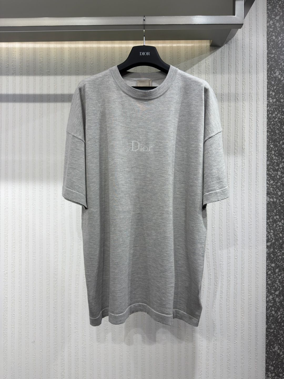 NO:826495,Dio gray cotton sweater signature T-shirt, loose fit. This T-shirt has a simple and elegant silhouette. It is made of gray cotton knit fabric, with a ribbed round neck design and a white Dior embroidered hollow logo on the chest, which adds to the refined style. This T-shirt can be perfectly matched with slim trousers or sportswear. Sizes S-XL, Dior-clothing, dior, dior, tees, t-shirt,19860909Dio 灰色棉针织衫标志性 T 恤,宽松版型 这款T恤廓形简约优雅.采用灰色棉质针织面料,罗纹圆领设计,胸前饰有白色Dior刺绣镂空标志,更添精致格调.这款T恤可与修身长裤或运动装完美搭配 尺码S-XL,迪奥-服装,dior,dior,tees，t-shirt,,Women's clothing