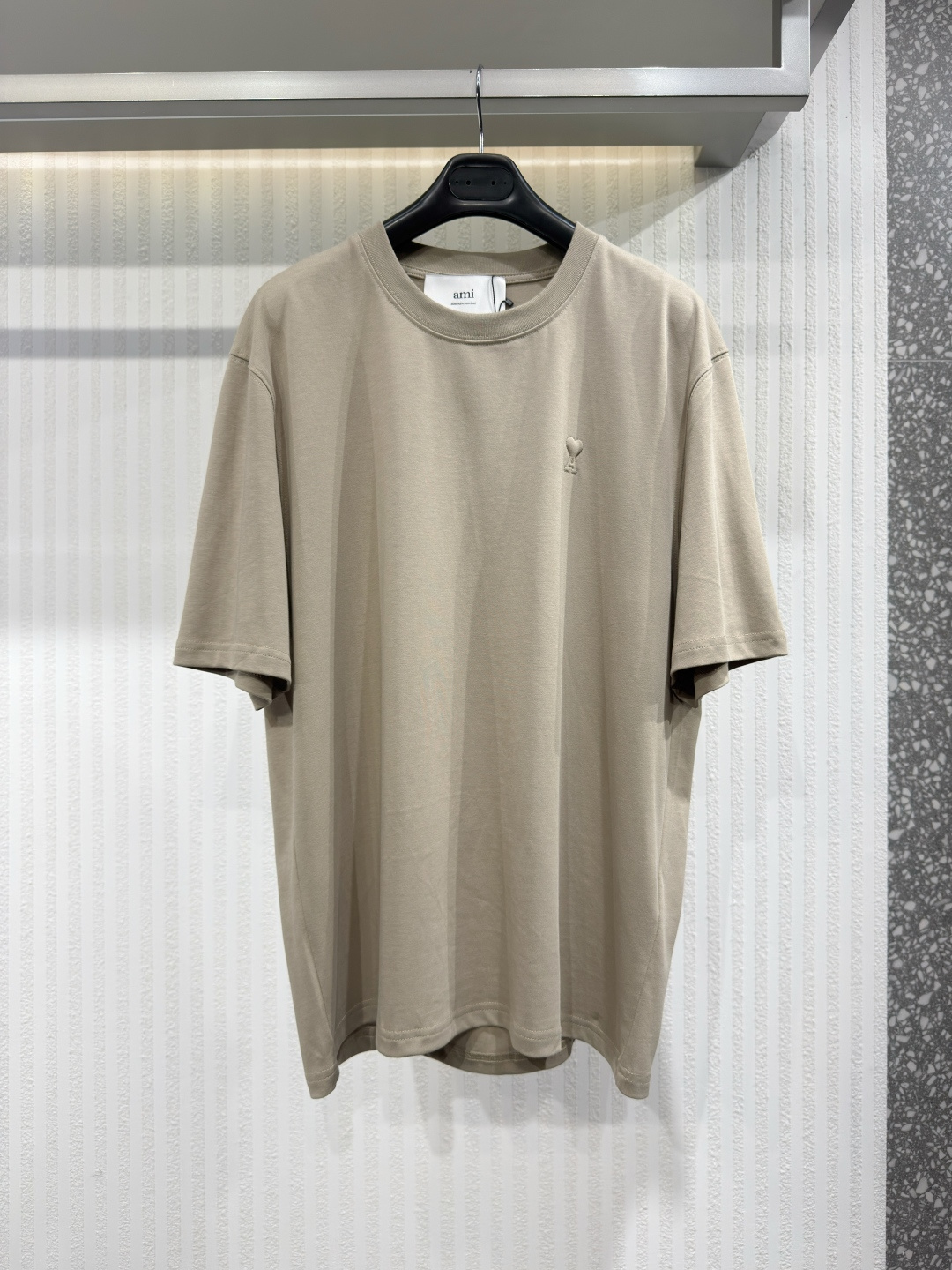 NO:826436,AMI PARIS Embossed organic cotton knitted T-shirt This short-sleeved T-shirt is made of thick organic cotton knitted fabric and is decorated with an embossed logo. It is decorated with Ami De Coeur's iconic embossed logo on the chest. It is decorated with tonal AMI logo embroidery under the back collar. Sizes S-XL, men's, T-shirt, tees, t-shirt,19860909AMI PARIS 压纹有机棉针织T恤 这款短袖T恤采用厚实的有机棉针织面料,饰有压纹logo 胸前饰有Ami De Coeur标志性的浮雕logo 后领下方饰有同色系AMI logo刺绣 尺码S-XL,男装,T-shirt,tees，t-shirt,,Women's clothing