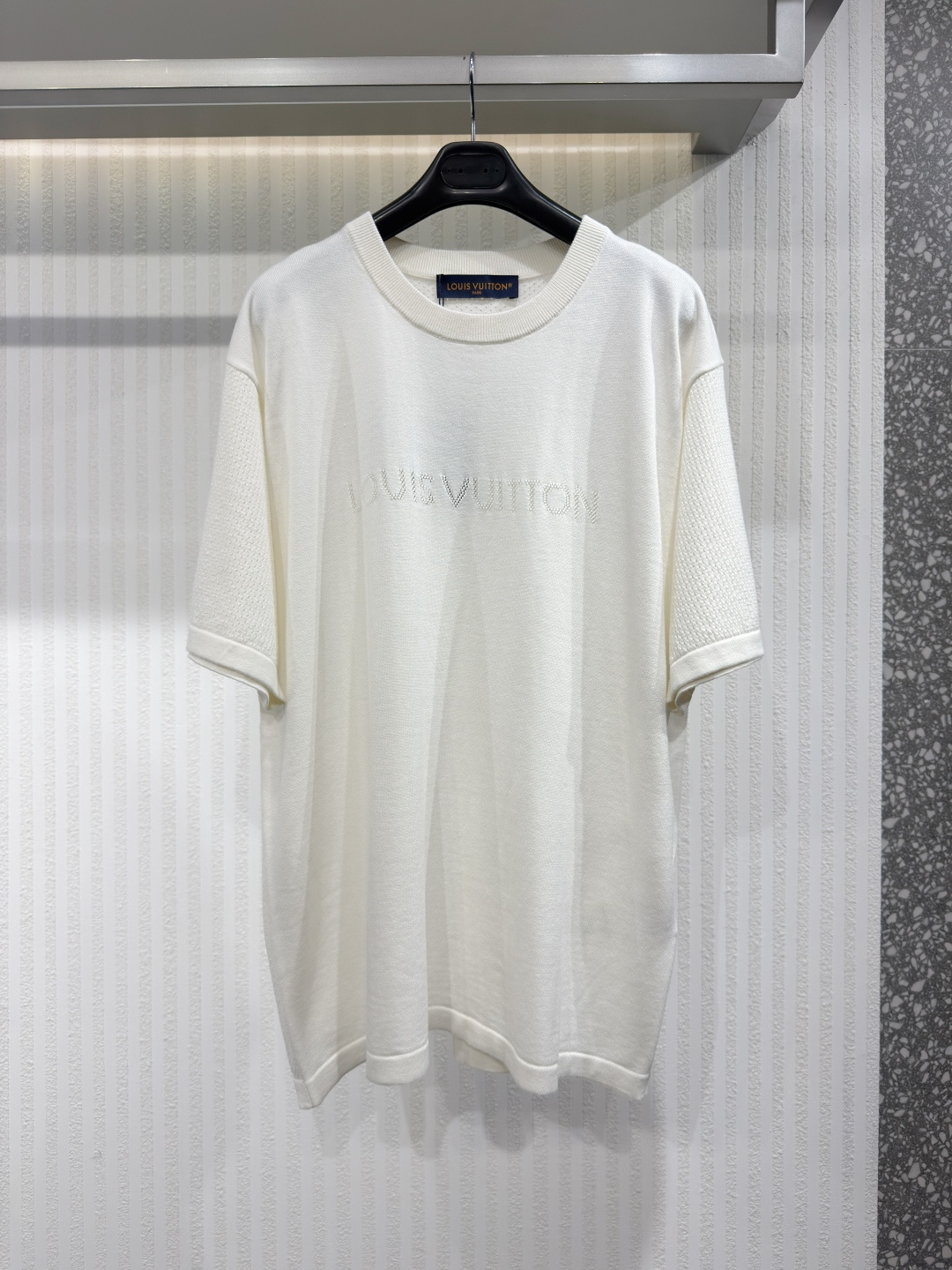 NO:826514,1V Men's 2026 Short Sleeve Monogram Mesh Knit Cashmere Crew Neck T-Shirt Dark Blue This T-shirt is made from a blend of organic cotton and cashmere, a fabric that is extremely soft against the skin. The sleeves and back feature lightweight pointed knit panels, perfect for hot summer days. The Louis Vuitton signature on the chest is made of the same material, adding a refined finishing touch to this versatile casual style. Sizes S-XL, Louis Vuitton-Clothing, louis  vuitton,T-shirt,tees,t-shirt,198609091V 男装2026款短袖字母网面针织羊绒圆领T恤深蓝色 这款T恤采用有机棉和开司米混纺制成,这种面料贴肤极为柔软.袖子和背部饰有轻盈的尖针织衬片,非常适合炎热的夏日.胸前的路易威登签名用同样材质,为这款多功能休闲风格增添了精致的收尾感.尺码S-XL,路易威登-服装,louis vuitton,T-shirt,tees，t-shirt,,Women's clothing