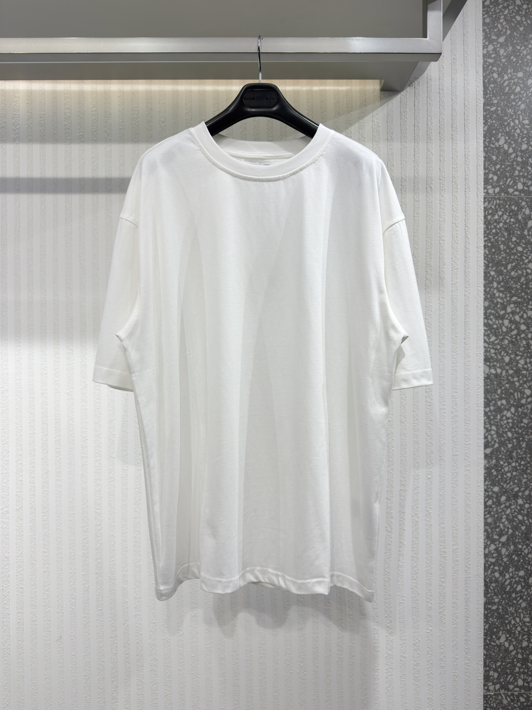 NO:826488,BV 26 woven triangle round neck short sleeves. Pure cotton plain fabric, sheep wool woven triangle patches, round neck loose fit. The fabric is made of 15-count special-spun compact cotton, 230g/m; with strong binding of high-density ribs, the sleeve shape is wide short sleeves, the cuffs and hem are finely closed, and the structure is simple. Size XS-L, Bottega Veneta - clothing, bottega veneta, bottega veneta, T-shirt,19860909BV 26 编织三角圆领短袖 纯棉质平纹面料、绵羊毛编织三角贴饰、圆领宽松版型、面料采用15支特纺紧密棉,230g/m；配合高密度罗纹的强力收束,袖型为宽大短袖,袖口与下摆均采用精细收口,结构简洁.尺码XS-L,葆蝶家-服装,bottega veneta,bottega veneta,T-shirt,,Women's clothing