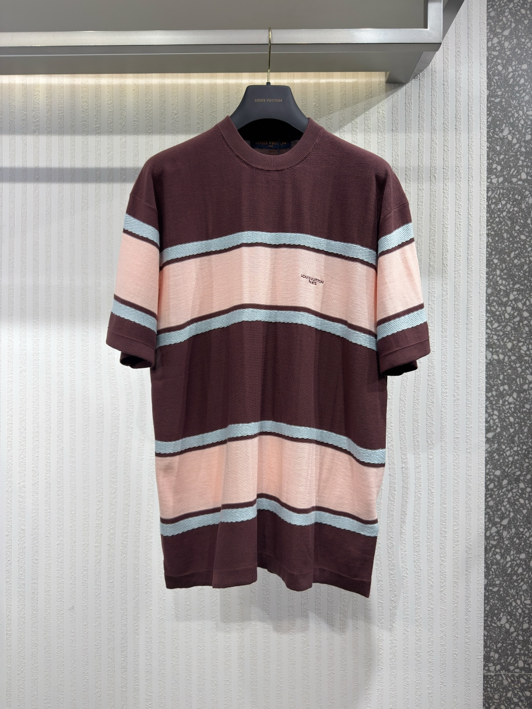 NO:826525,1V 26 Men's short-sleeved T-shirt Contrast knitted horizontal stripes college style 2026 new summer style This lively T-shirt adds a touch of college style to the summer look. Made of pure cotton jacquard knit fabric, this exquisite design is based on light blue and decorated with orange and white jacquard horizontal stripes. Louis Vuitton embroidered on the chest  The Paris logo adds a touch of elegance, while the back is embellished with signature embellishments inspired by natural cowhide. Sizes S-XL,Louis Vuitton-Clothing,louis vuitton,louis vuitton,T-shirt,tees,t-shirt,cowhide,198609091V 26 男士短袖T恤 撞色针织横条纹学院风2026夏新款 这款活泼的T恤为夏日造型增添了一抹学院风韵.采用纯棉提花针织面料制成,这款精致的设计以浅蓝色为底,饰有橙色与白色的提花横条纹.胸前刺绣的Louis Vuitton Paris标志增添了一抹优雅气息,而背面则点缀着灵感源自天然牛皮的签名装饰.尺码S-XL,路易威登-服装,louis vuitton,louis vuitton,T-shirt,tees，t-shirt,cowhide,,Women's clothing