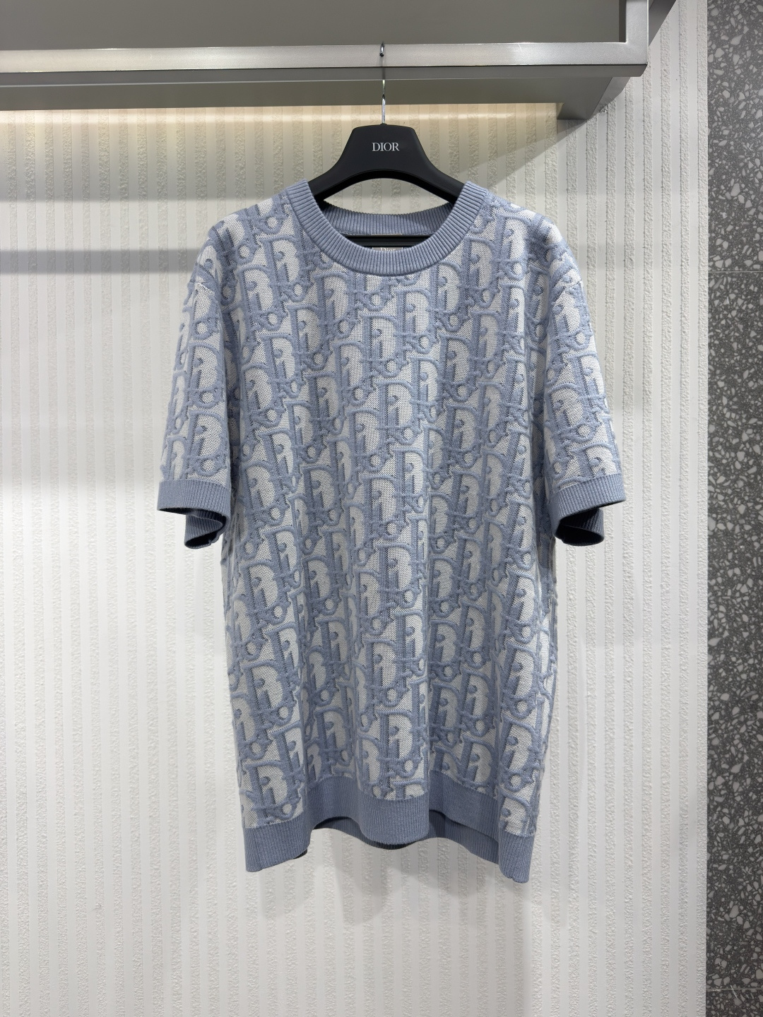 NO:826518,Dior 26 Oblique T-shirt, regular fit blue cotton wool silk jacquard fabric This T-shirt is inspired by the brand's iconic Dior Oblique pattern and is made of blue cotton wool silk jacquard fabric and features a ribbed crew neck, cuffs and hem. Paired with any slim trousers, it can add a fashionable touch. Sizes S-XL, Dior - clothing, dior, dior, tees, t-shirt, real silk,19860909Dior 26 Oblique T恤,常规版型 蓝色棉毛丝提花织物这款T恤以品牌标志性的Dior Oblique图案为灵感,采用蓝色棉羊毛真丝提花面料,并以罗纹圆领、袖口和下摆为特色.搭配任何修身长裤,都能增添时尚气息尺码S-XL,迪奥-服装,dior,dior,tees，t-shirt,real silk,,Women's clothing