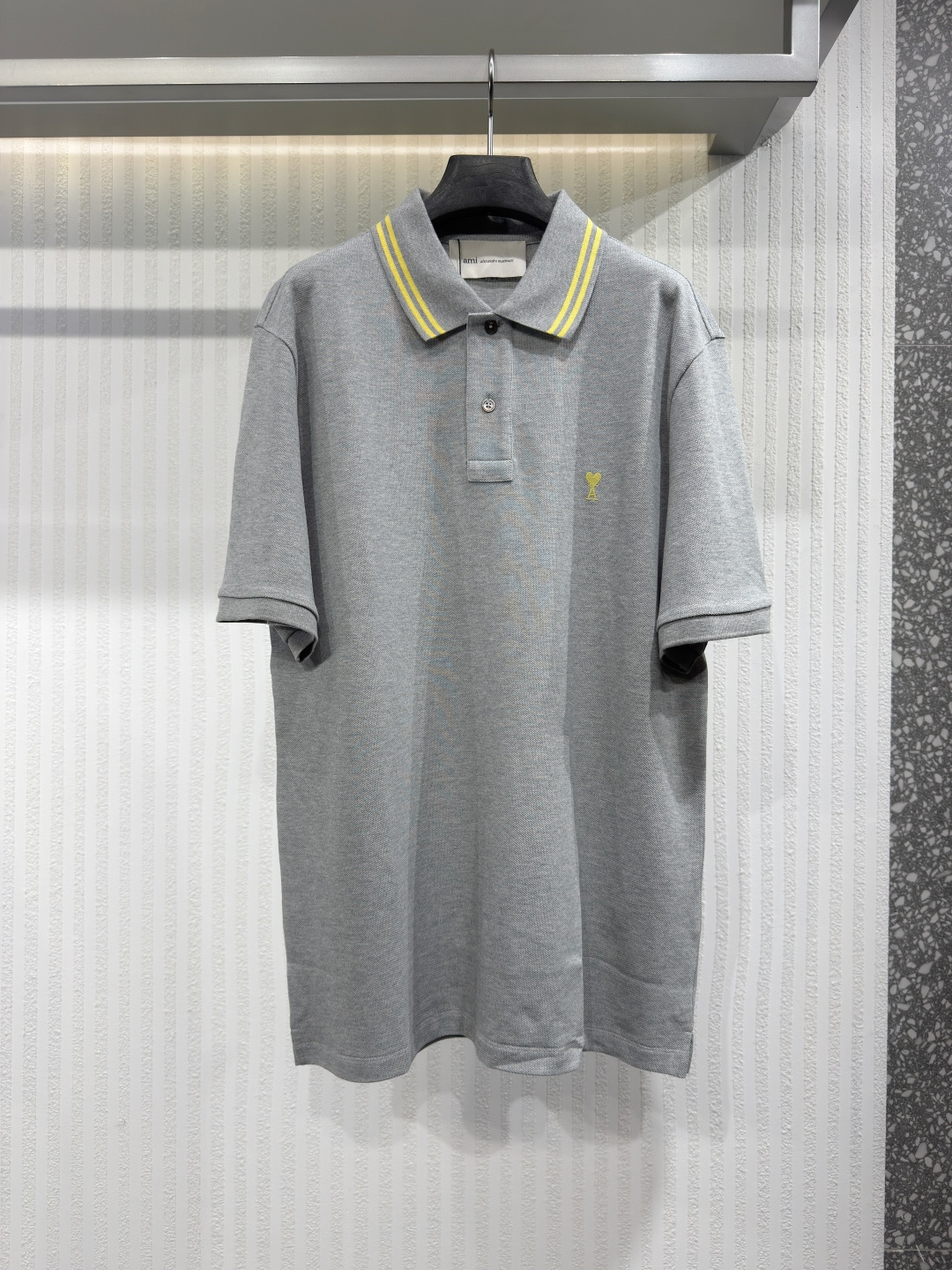 NO:826467,Ami Paris releases a new 2026 spring series of POLO shirts, extending the imagination of the seasonal wardrobe. The shirts and cotton Polo are made of light and breathable fabrics with classic styles, light yellow, decorated with Ami de Coeur embroidery on the chest, the same color Ami embroidery on the lower back collar, mother-of-pearl buttons, sizes S-XL, men's clothing, shirts,19860909Ami Paris 释出 2026全新春季系列POLO衫,延伸换季衣橱想象.衬衫与棉质Polo甄选轻盈透气面料经典版型, 浅黄色,胸前饰有 Ami de Coeur 刺绣,后领下方饰有同色 Ami 刺绣,珍珠母贝纽扣 尺码S-XL,男装,shirts,,Women's clothing